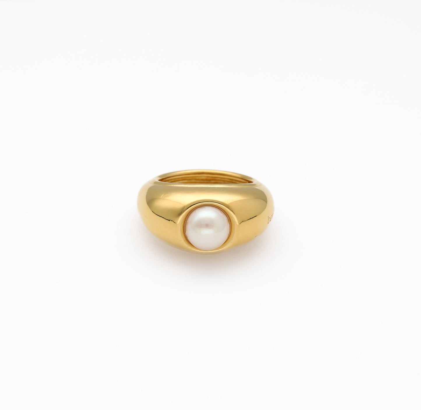 Anillo de plata de ley 925 bañado en oro de 18K con perla natural. Diseño minimalista y bold que aporta carácter y sofisticación a cualquier estilo.