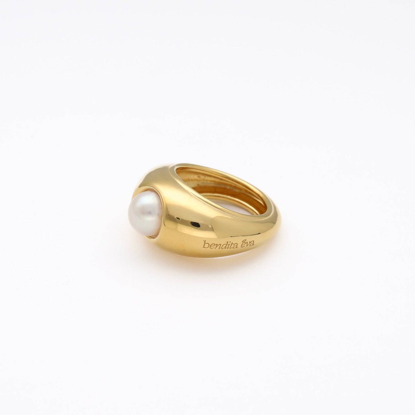 Anillo de plata de ley 925 bañado en oro de 18K con perla natural. Diseño minimalista y bold que aporta carácter y sofisticación a cualquier estilo.