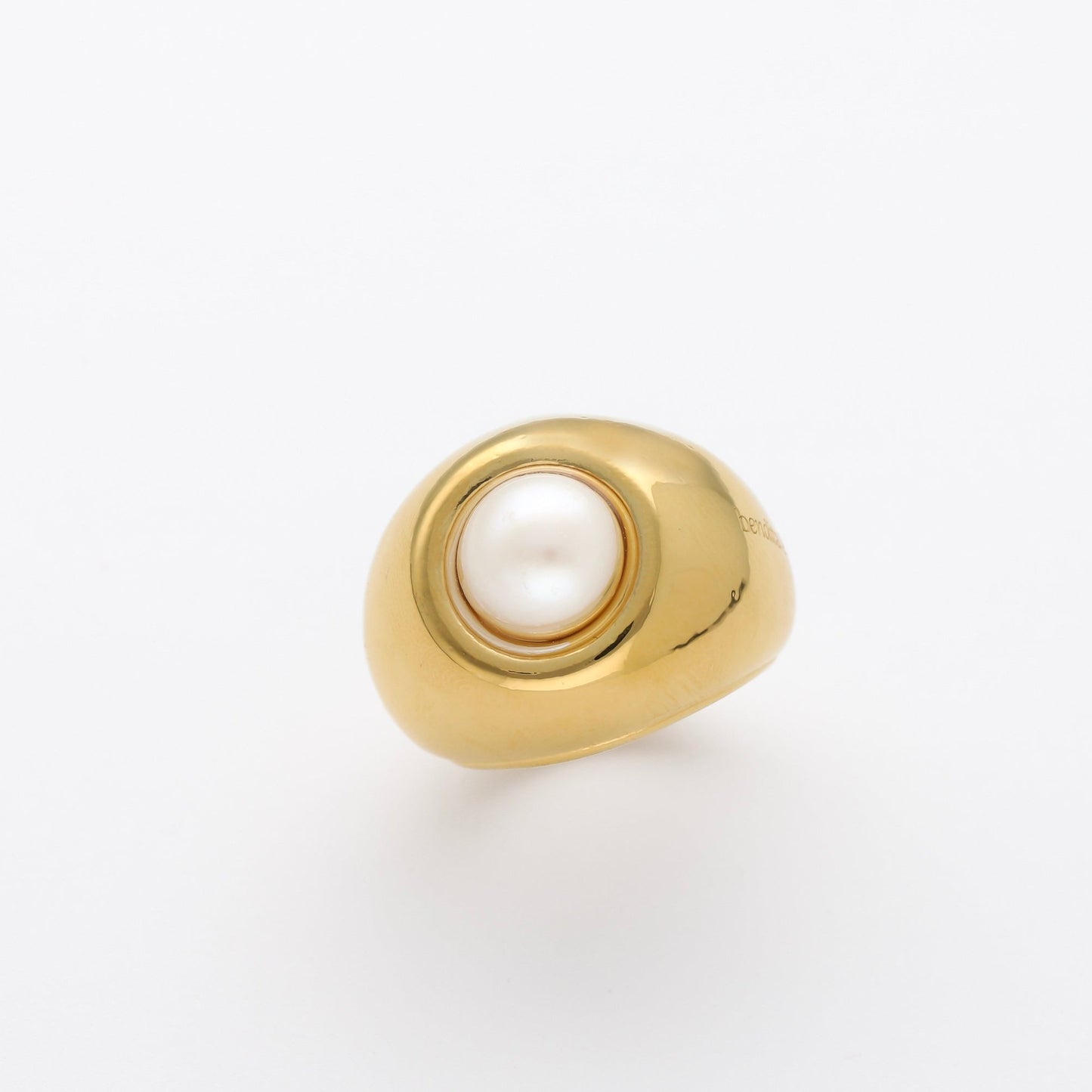 Anillo en plata de ley 925 bañado en oro de 18K con perla natural. Diseño bold y sofisticado que aporta estilo y personalidad a cualquier look.