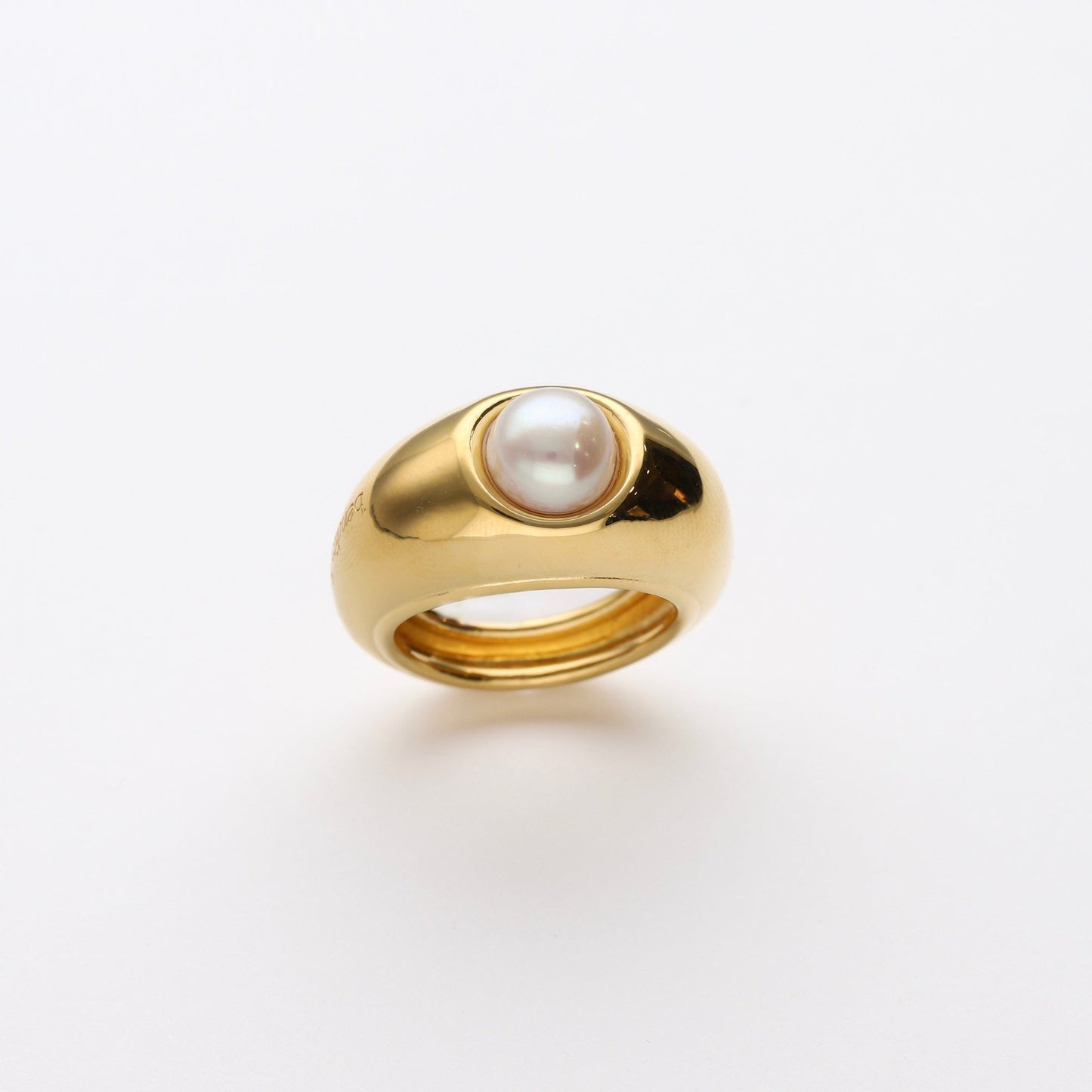 Anillo de plata de ley 925 bañado en oro de 18K con perla natural. Diseño minimalista y bold que aporta carácter y sofisticación a cualquier estilo.