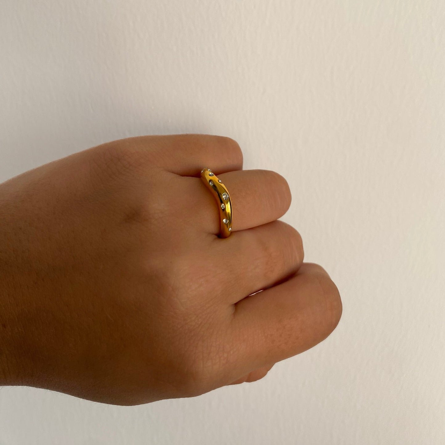 Anillo minimalista con circonita de acero inoxidable bañado en oro de 18k - Bendita Eva