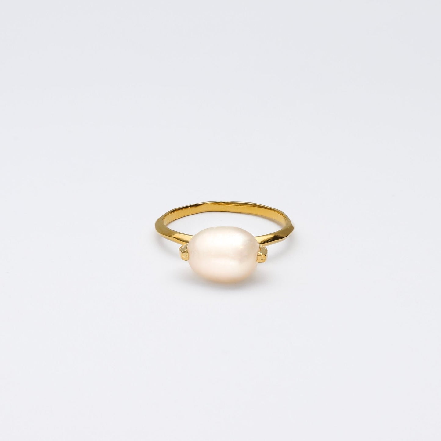 Anillo con perla fabricado en plata de ley y bañado en oro de 18K - Bendita Eva