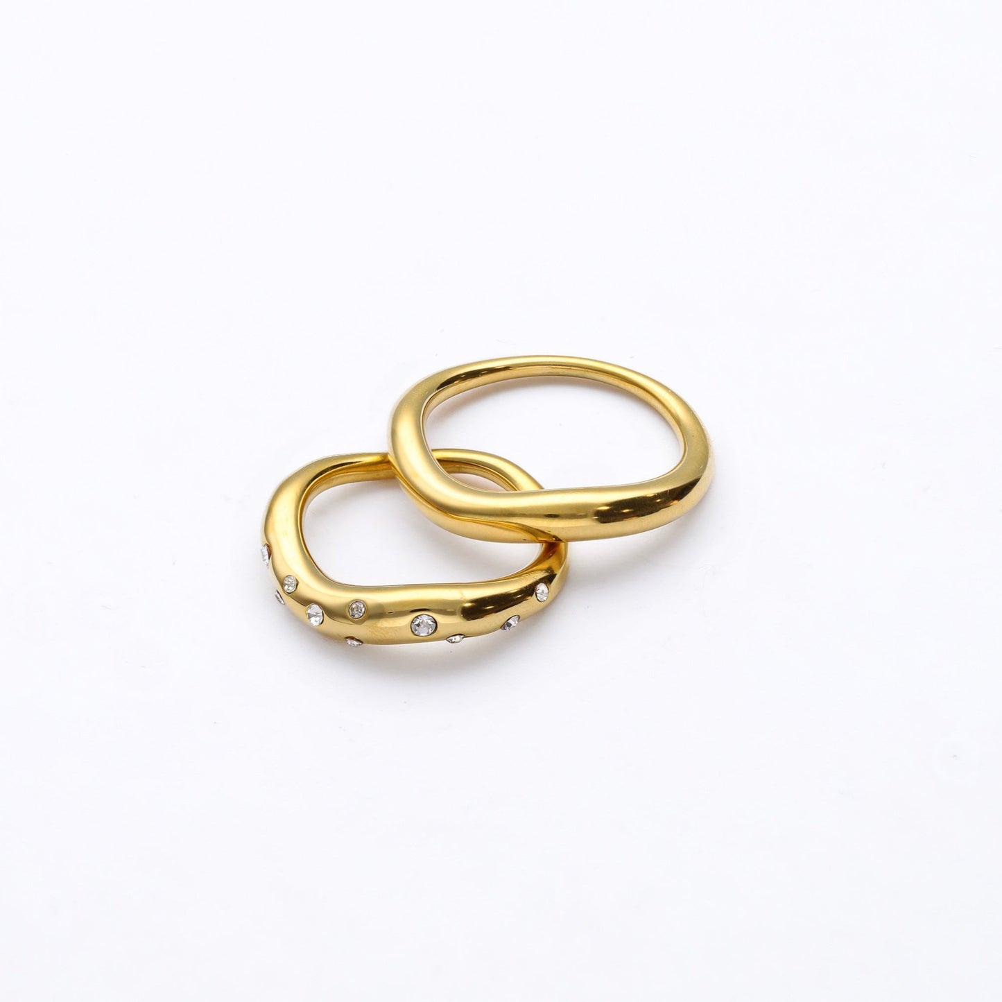 Anillo waterproof de diseño liso y minimalista y anillo de circonitas bañados en oro de 18k - Bendita Eva