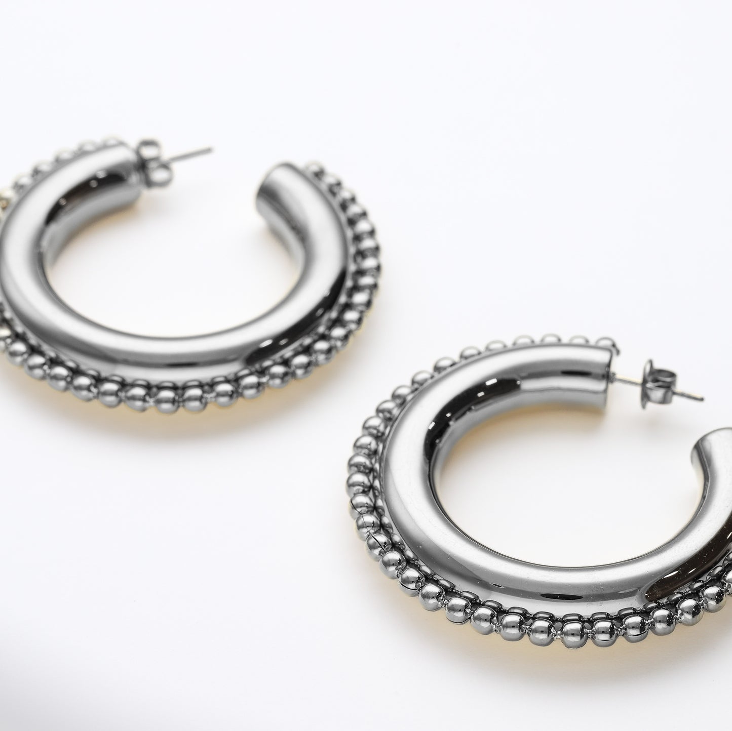 Los pendientes Zingara son unos aros waerproof de diseño XL de 50 mm y cierre presión- Bendita Eva