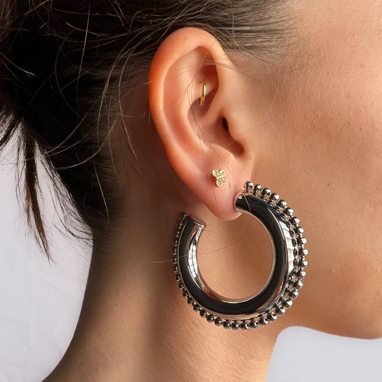 Los pendientes Zingara son unos aros waerproof de diseño XL de 50 mm y cierre presión- Bendita Eva