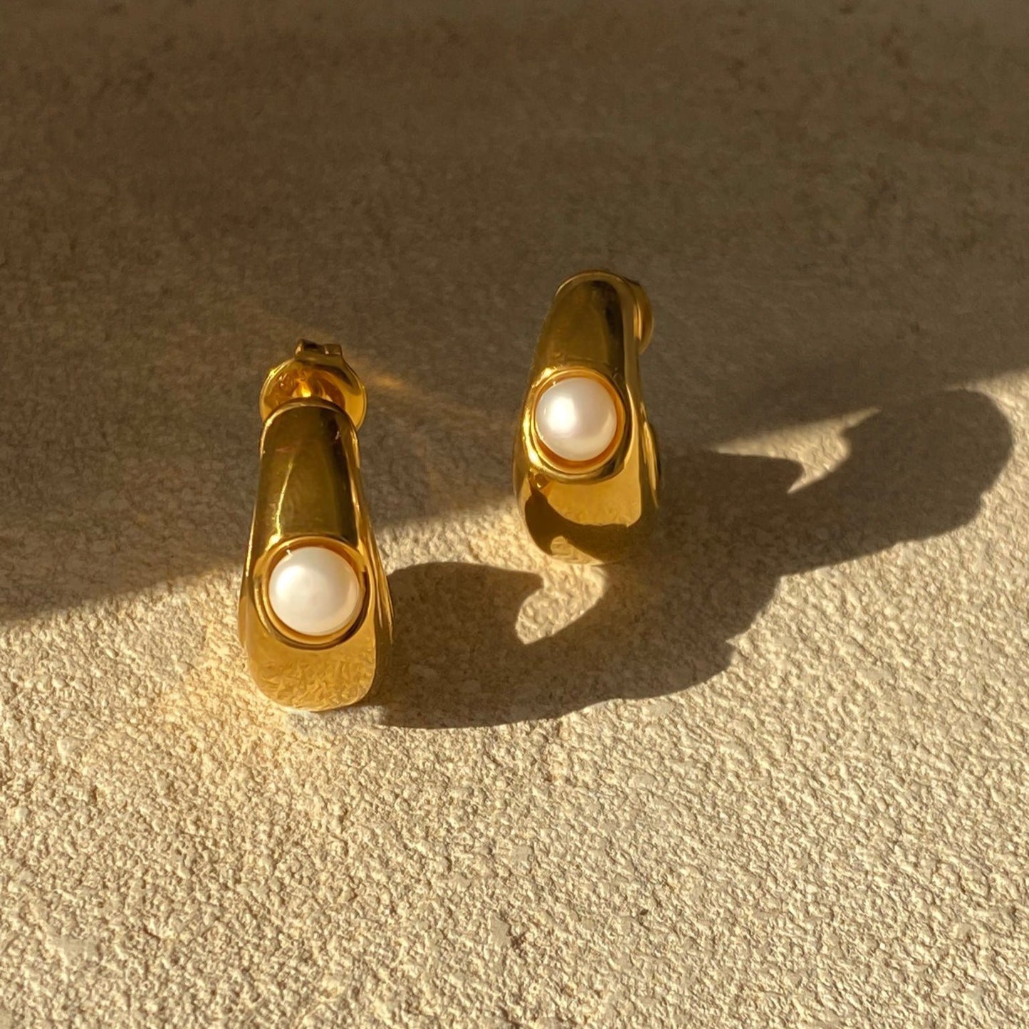 Pendientes de aro grueso de 20 mm con perla central. Cierre de tuerca a presión para un ajuste seguro. Fabricados en plata de ley y baño de oro de 18K - Bendita Eva