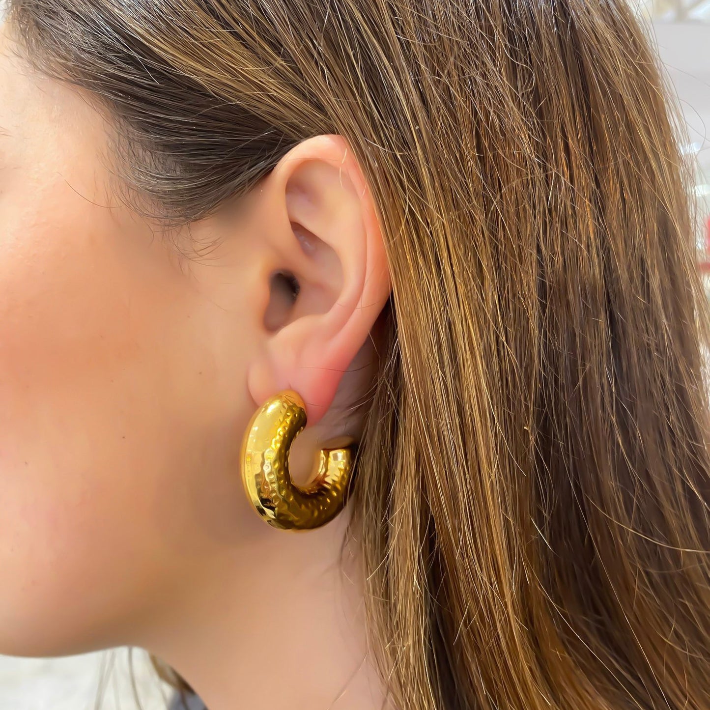 Aros martilleados acero oro 18K de Bendita Eva