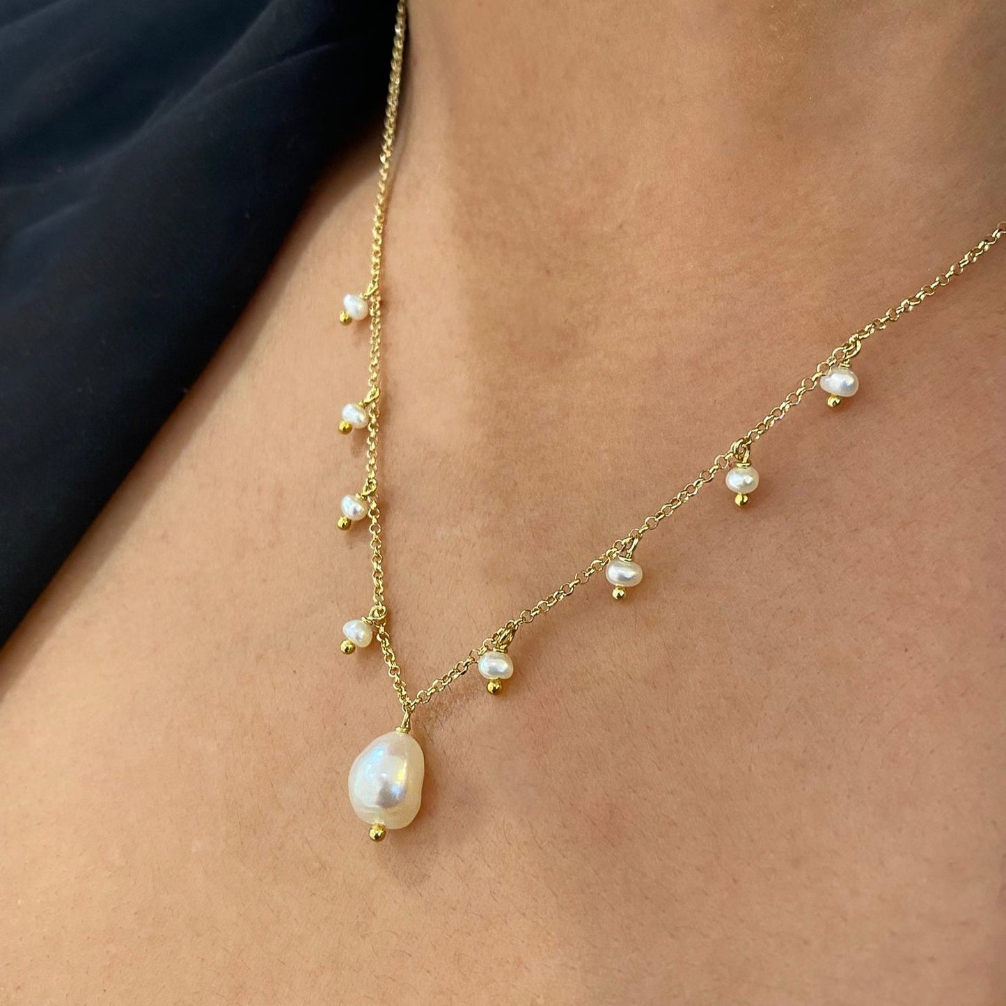 Collar de cadena fina con perlas colgantes y bolitas doradas, hecho en plata con baño de oro de 18K-Bendita Eva