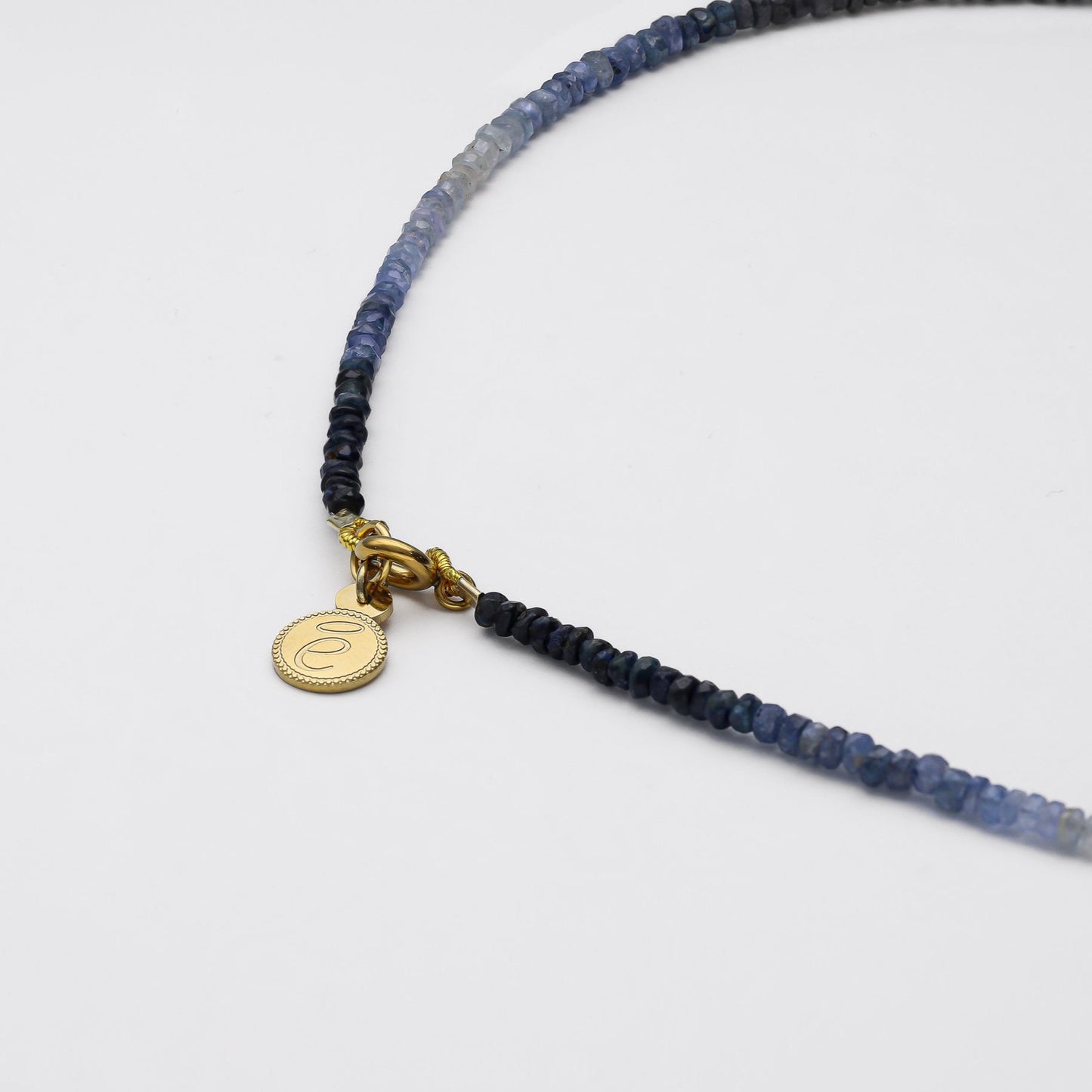Collar de piedras zafiro azul con cierre reasa de acero bañado en oro de 18K - Bendita Eva