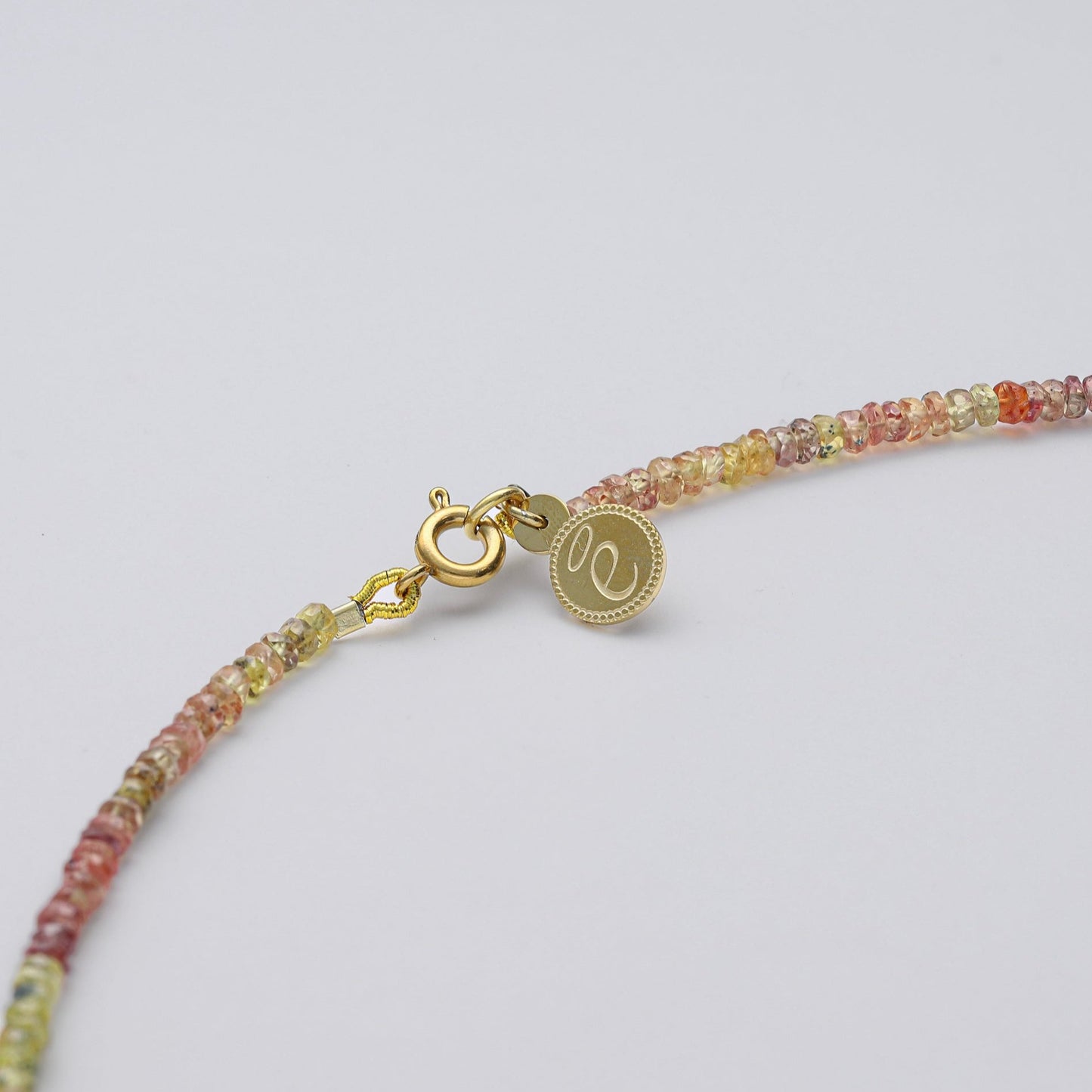 Collar de piedras zafiro multicolor con cierre reasa de acero bañado en oro de 18K - Bendita Eva