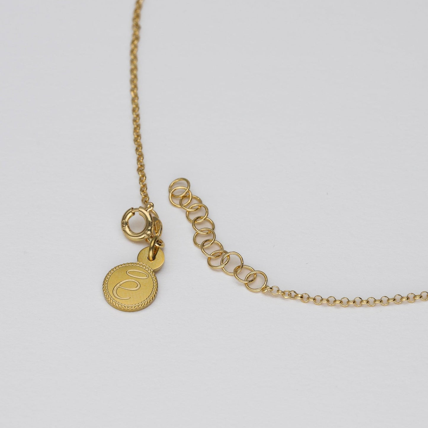 Collar de cadena fina con perlas colgantes y bolitas doradas, hecho en plata con baño de oro de 18K-Bendita Eva