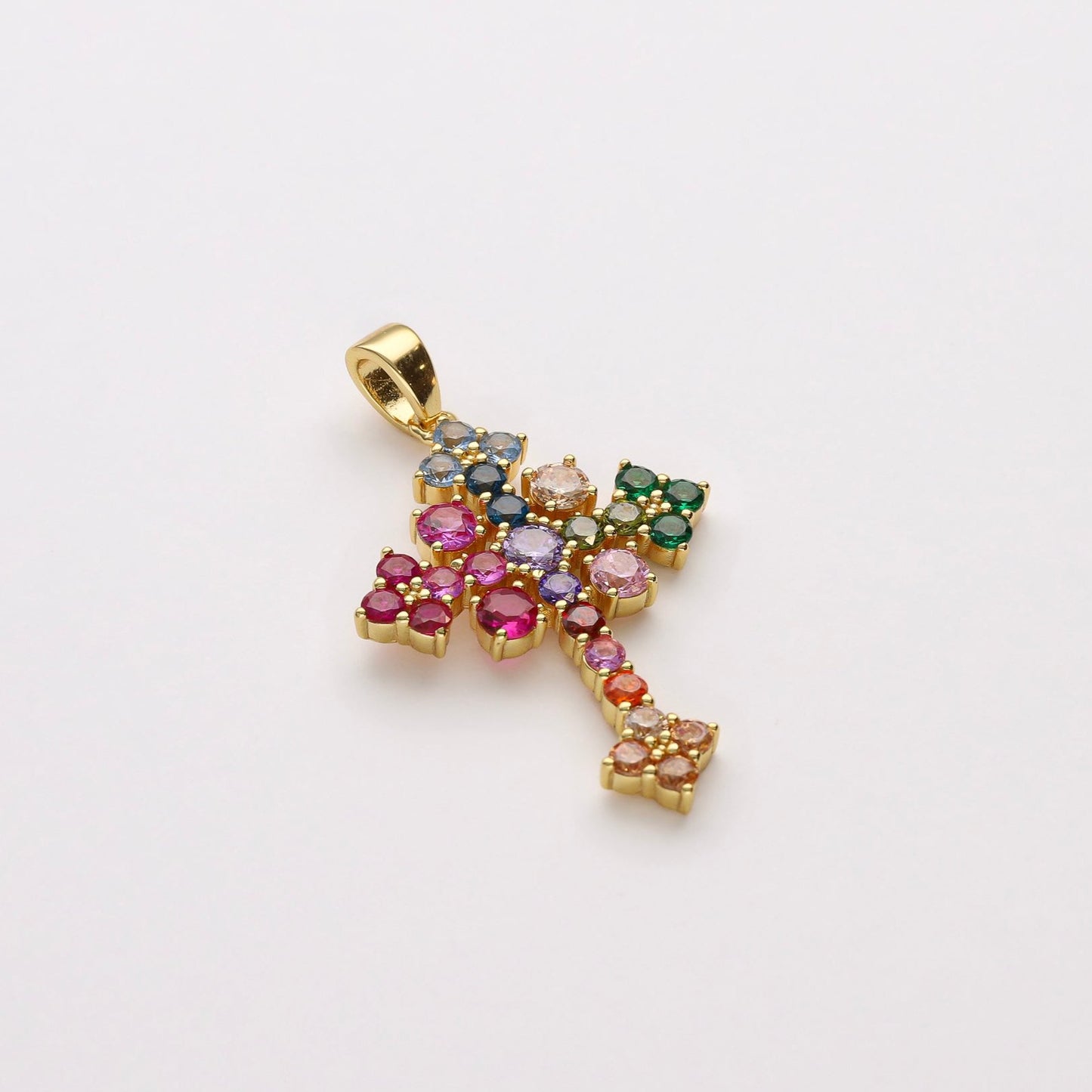 colgante cruz Victoria de plata de ley y baño de oro 18 Kt con 28 piedras naturales de colores - Bendita Eva