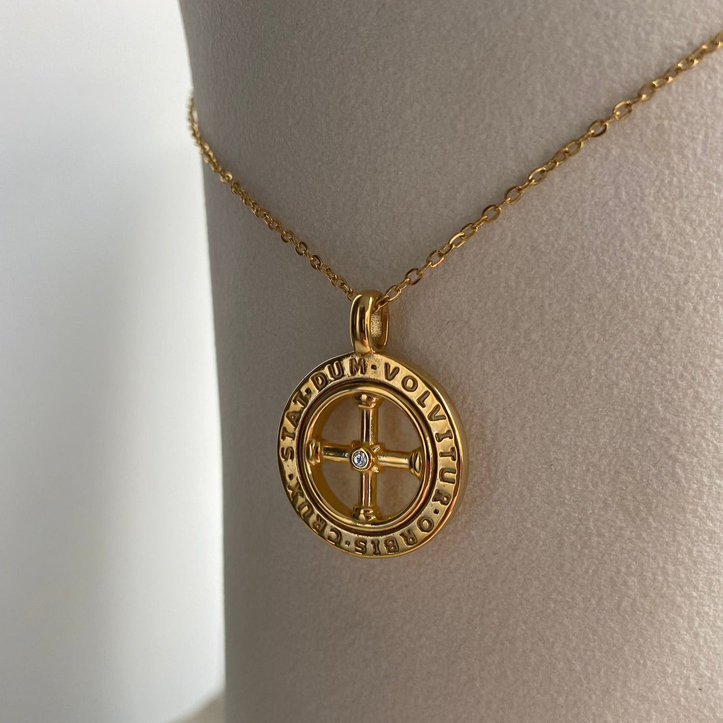 Colgante Cruz de acero y baño de oro de 18K de Bendita Eva