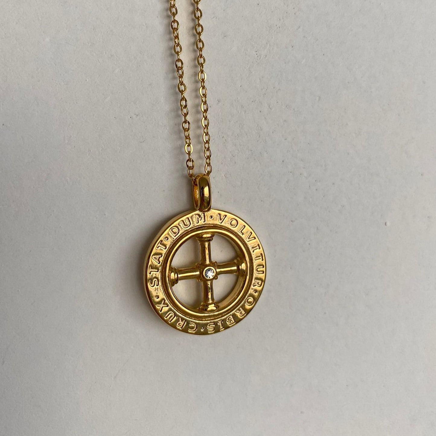 Colgante Cruz de acero y baño de oro de 18K de Bendita Eva