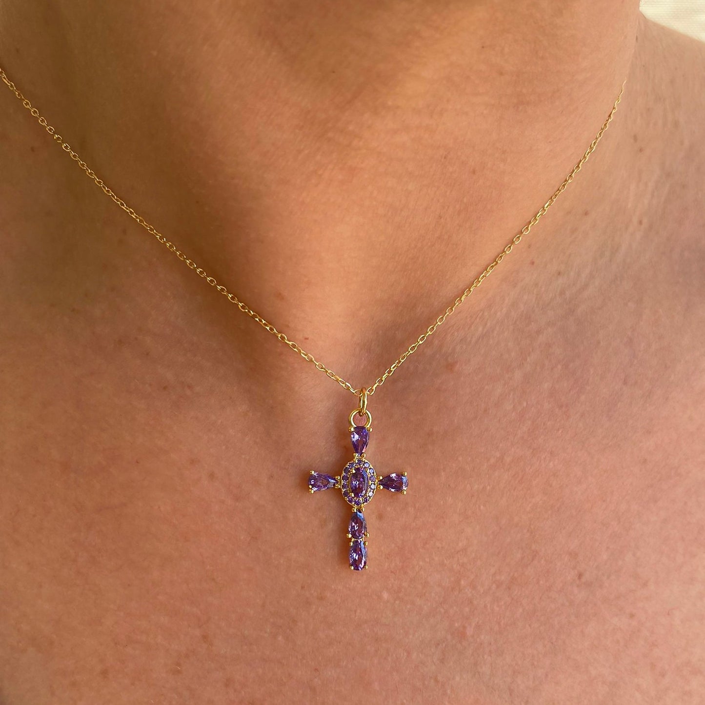 colgante cruz piedras Amatista fabricado en plata de ley y baño de oro de 18K - Bendita Eva