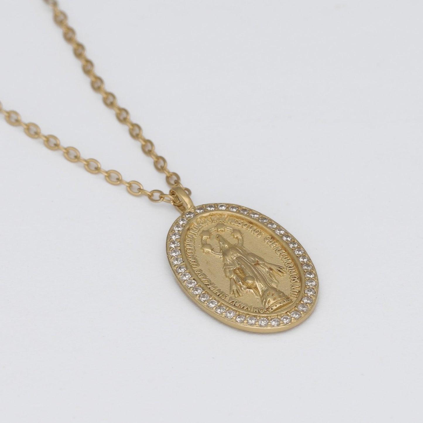 Medalla Virgen de la Milagrosa con circonitas fabricada en plata de ley y bañada en oro de 18K , cadena ajustable y cierre mosqueton - Bendita Eva