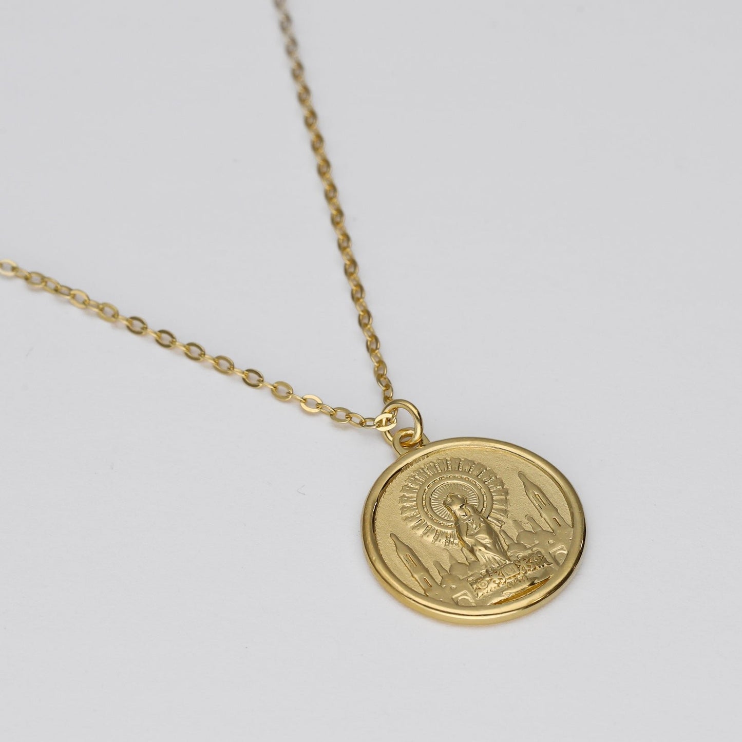 Colgante de la Virgen del Pilar fabricada en plata de ley 925 y chapada en oro de 18K- Bendita Eva