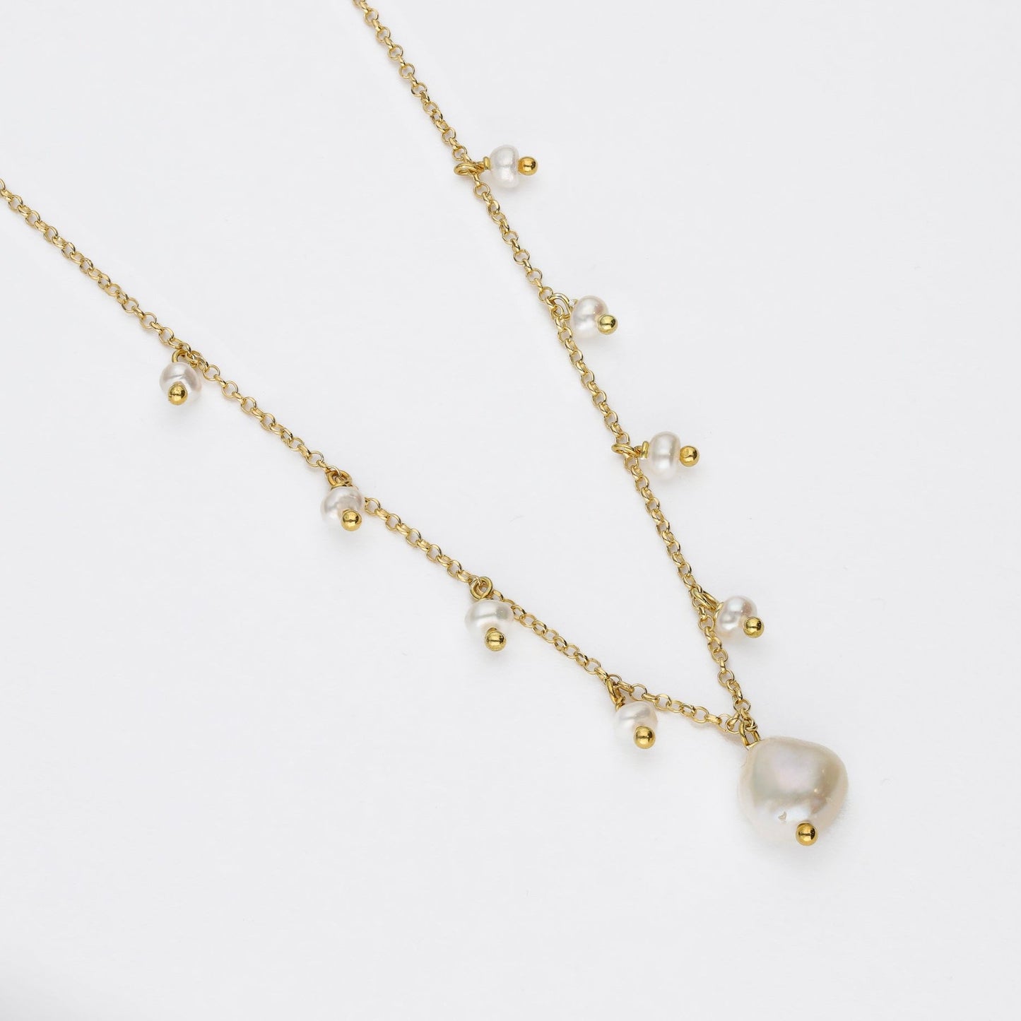Collar de cadena fina con perlas colgantes y bolitas doradas, hecho en plata con baño de oro de 18K-Bendita Eva