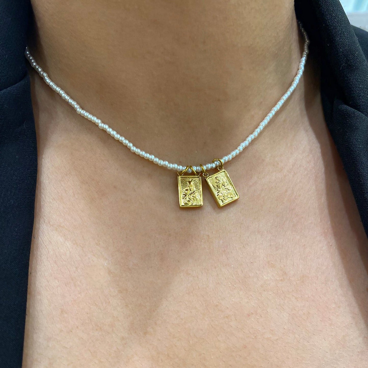 Collar de perlitas naturales con escapularios bañado en oro de 18K - Bendita Eva