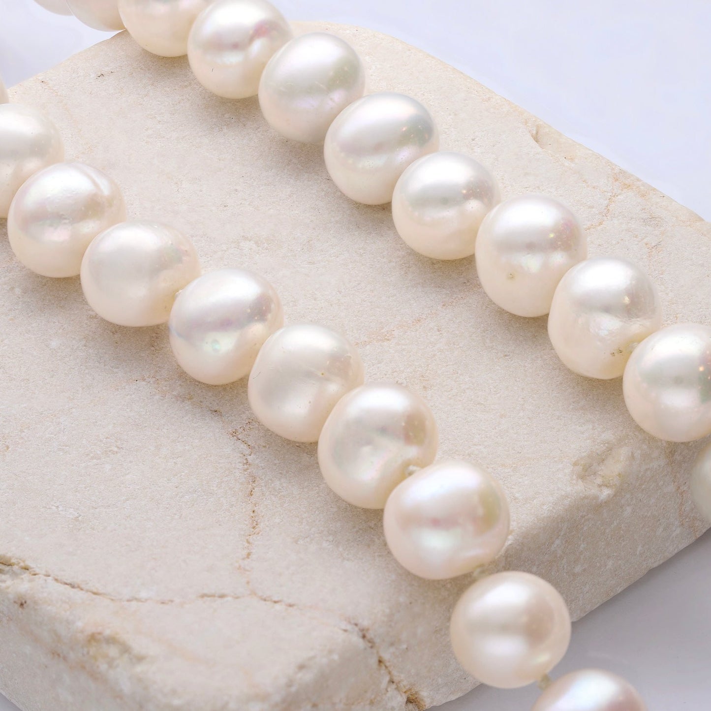 collar perlas naturales de 11 mm y cierre reason bañado en oro de 18k y fabricado en plata de ley