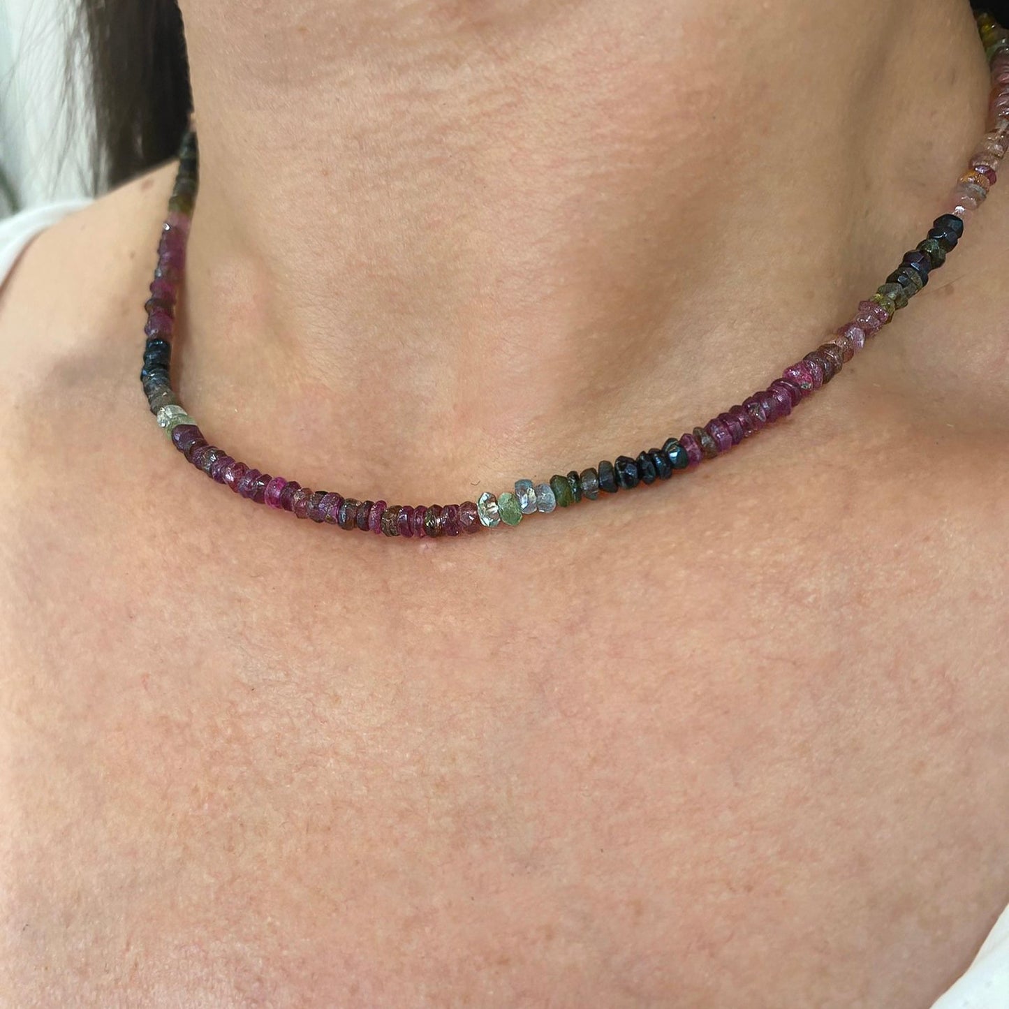 Collar de piedras de 4 mm de Turmalina enfilado a mano de 40 cm con cierre reasa de acero y baño de oro de 18K-Bendita Eva