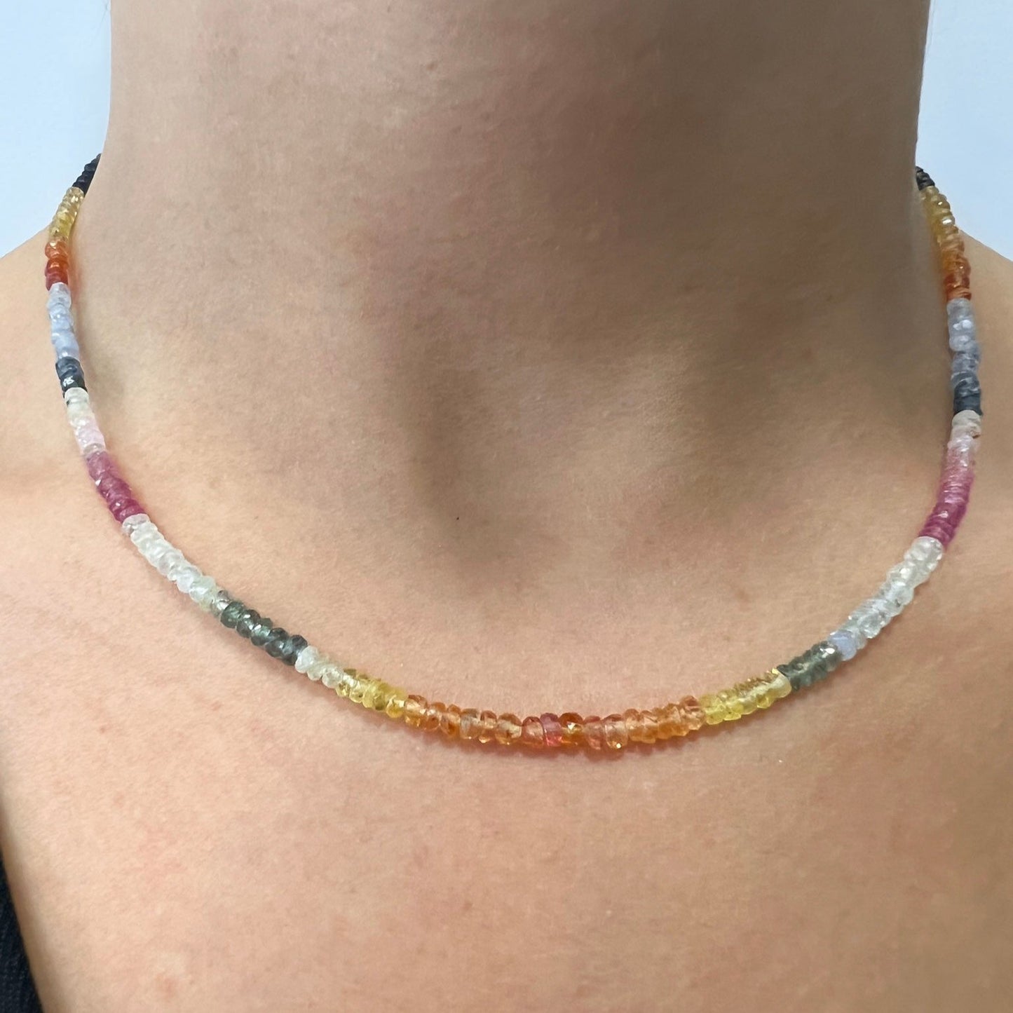 Collar de piedras preciosas Zafiro Multicolor con cierre de acero y bañado en oro de 18K - Bendita Eva