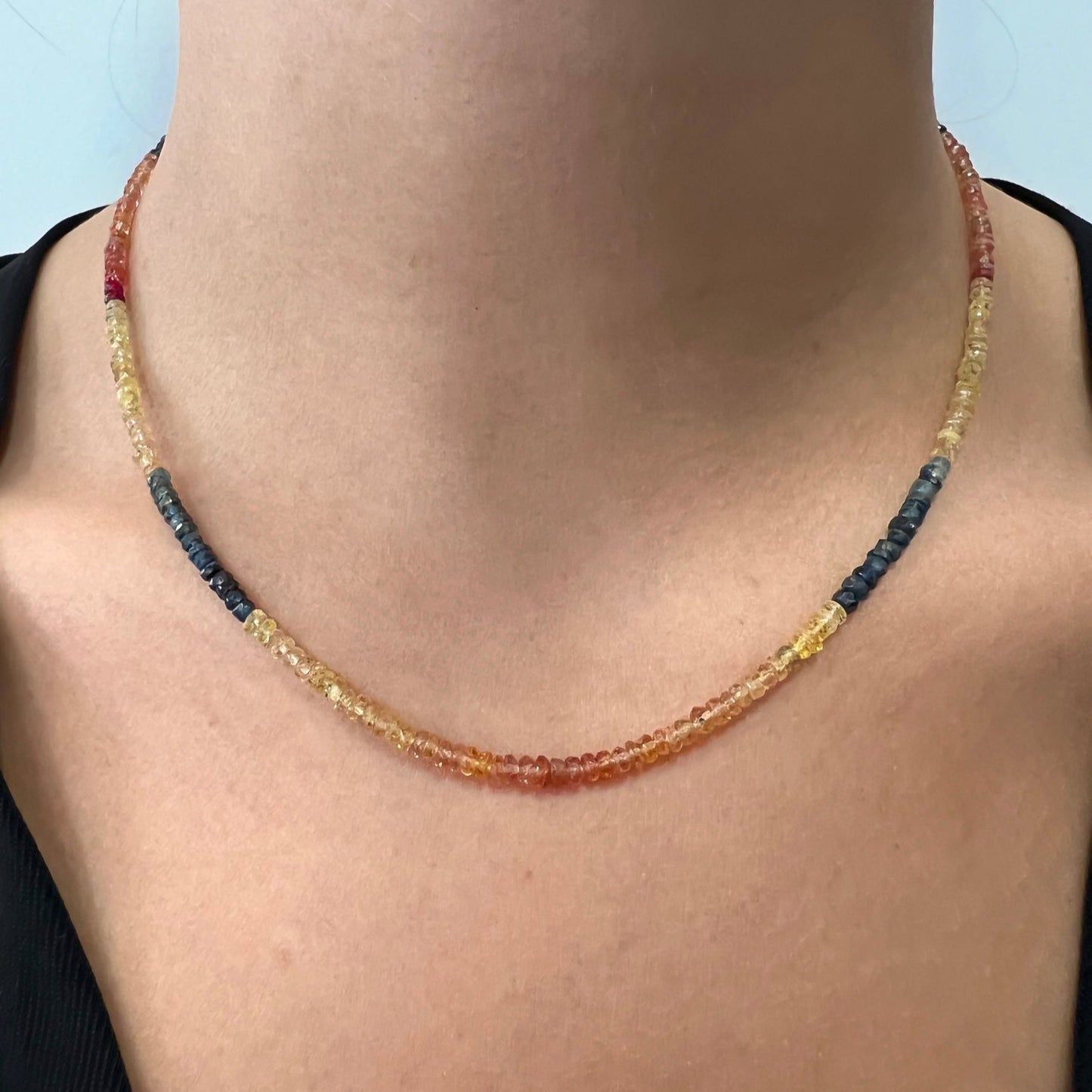 Collar de piedras zafiro multicolor con cierre reasa de acero bañado en oro de 18K - Bendita Eva