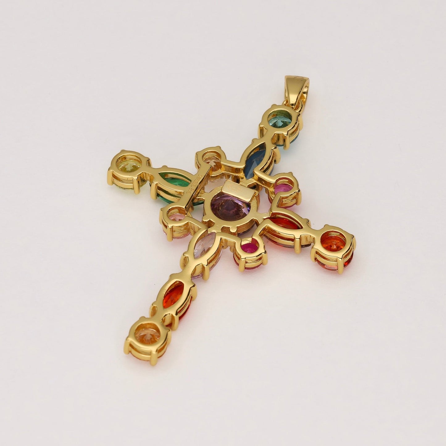 colgante de cruz de 3 cm con 14 piedras naturales de colores fabricada en plata de ley y bañada en oro de 18K - Bendita Eva