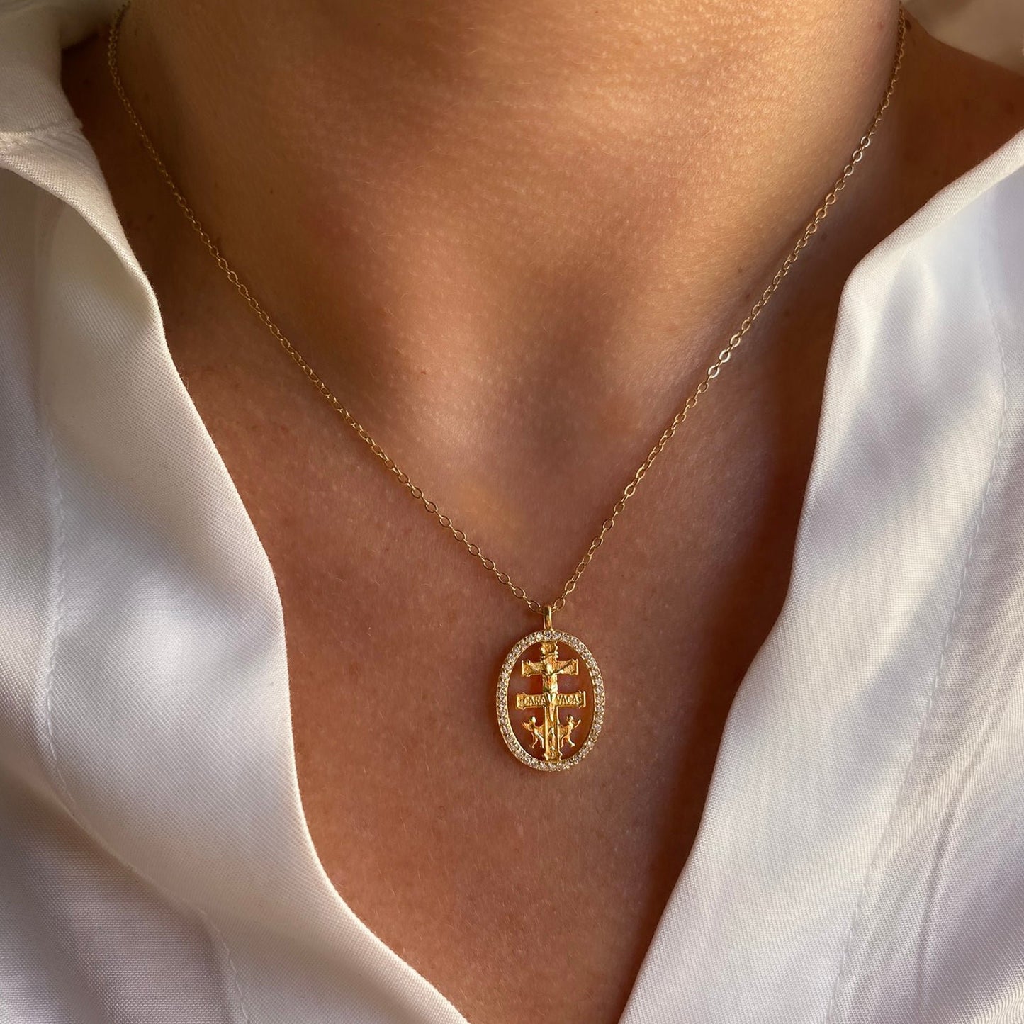 Colgante Cruz de Caravaca con circonitas blancas fabricado en plata de ley 925 bañado en oro de 18K - Bendita Eva