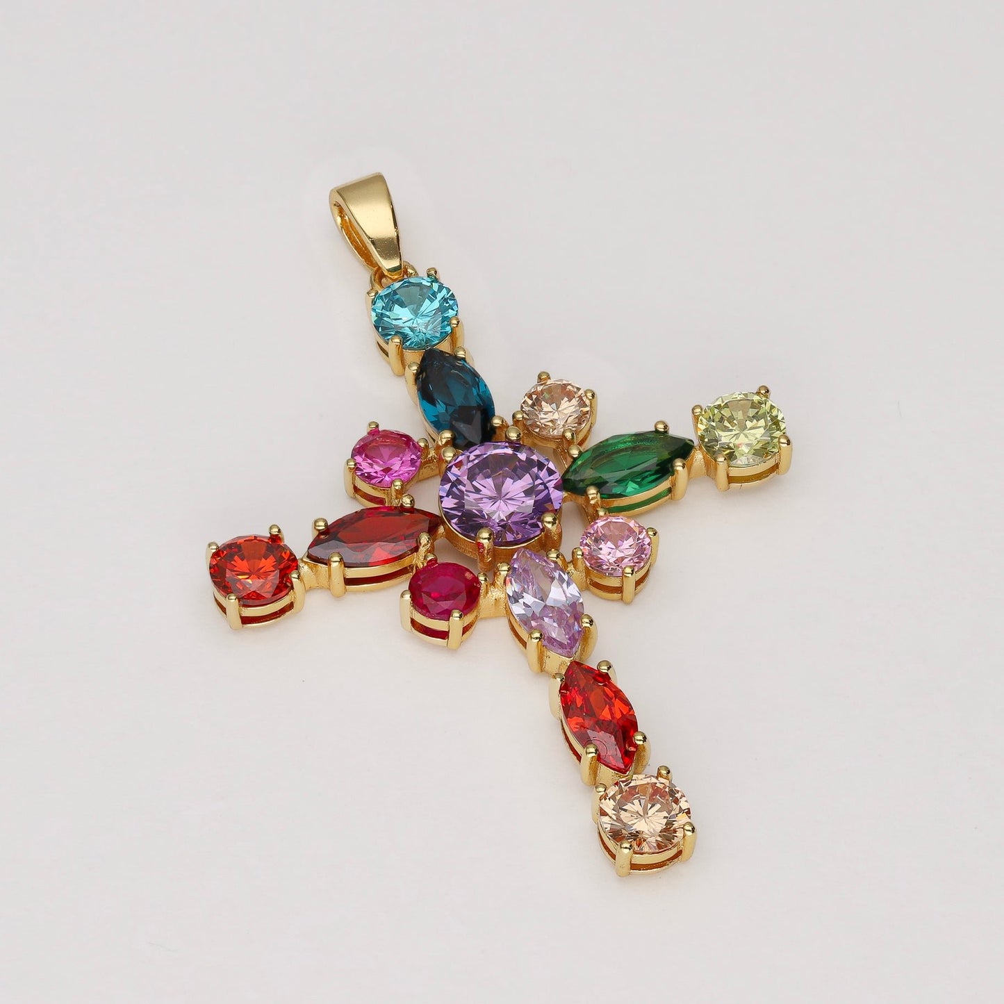 colgante de cruz de 3 cm con 14 piedras naturales de colores fabricada en plata de ley y bañada en oro de 18K - Bendita Eva