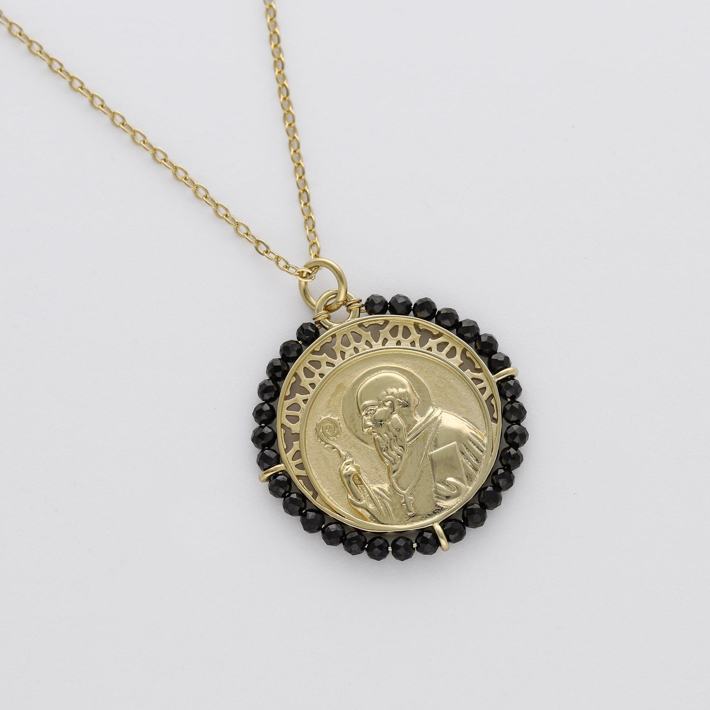 Colgante con medalla de San Benito de 25 mm fabricado en plata de ley 925 y baño de oro de 18K rodeado de piedras Onix de 2 mm - Bendita Eva