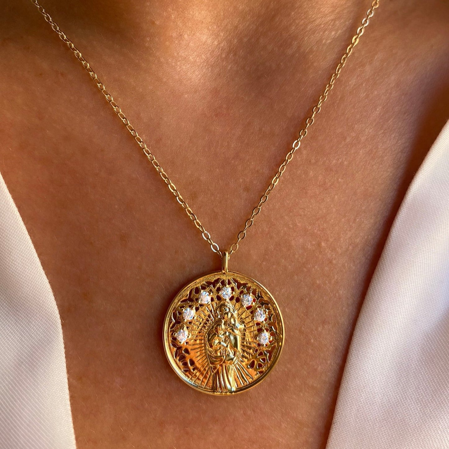 Medalla Virgen de la Alegria fabricado en plata de ley y bañado en oro de 18K - Bendita Eva