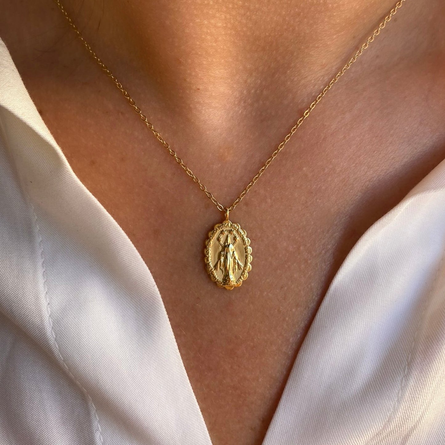 Medalla Virgen de la Milagrosa fabricada en plata de ley 925 y bañada en oro de 18K-Bendita Eva