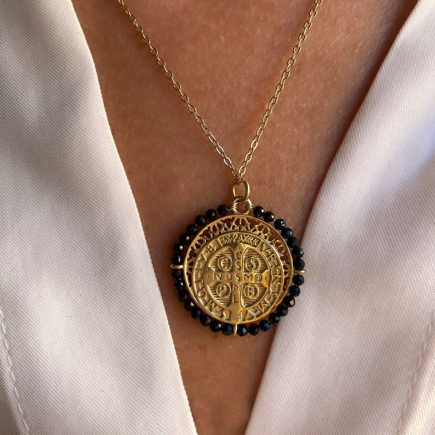 Reverso de colgante con medalla de San Benito de 25 mm fabricado en plata de ley 925 y baño de oro de 18K rodeado de piedras Onix de 2 mm - Bendita Eva