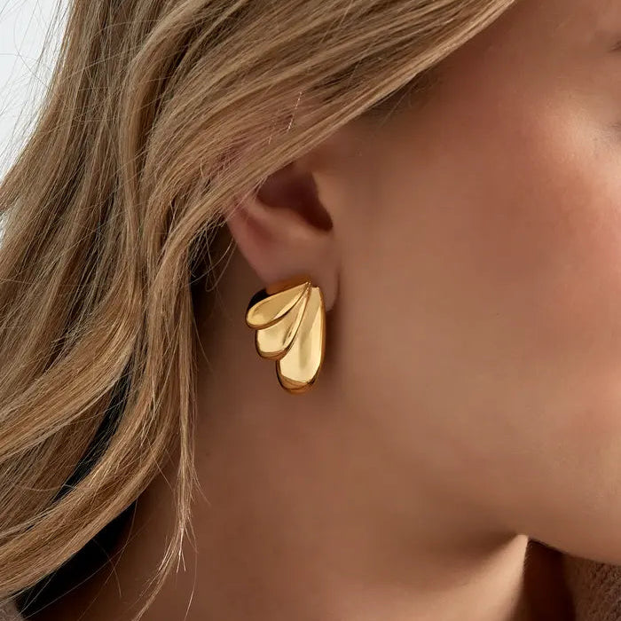 Inspirados en la ligereza y el movimiento de las alas, estos pendientes capturan la esencia de la elegancia moderna. Su diseño dorado waterproof los convierte en un básico versátil y atemporal, perfecto para cualquier ocasión.