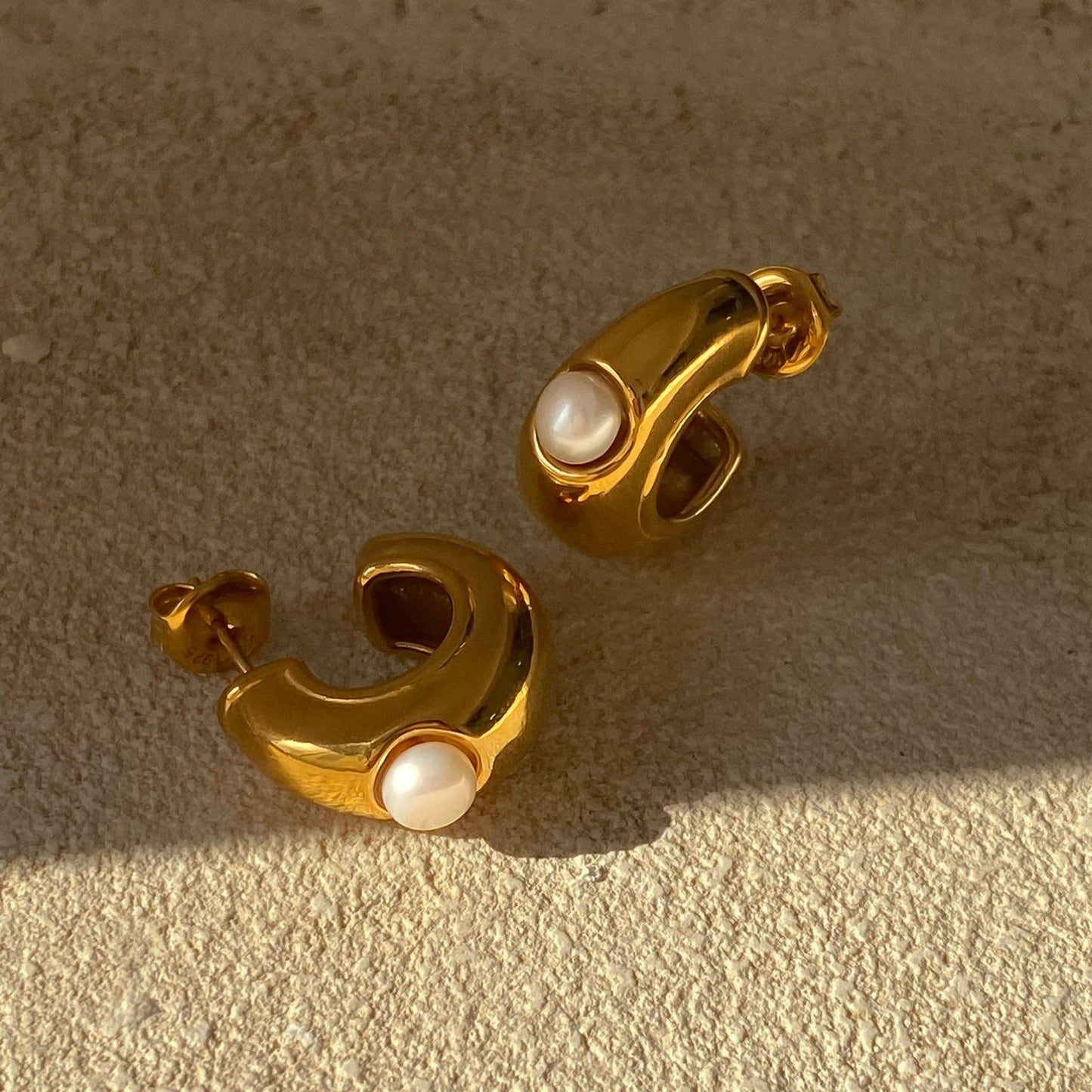 Pendientes de aro grueso de 20 mm con perla central. Cierre de tuerca a presión para un ajuste seguro. Fabricados en plata de ley y baño de oro de 18K - Bendita Eva