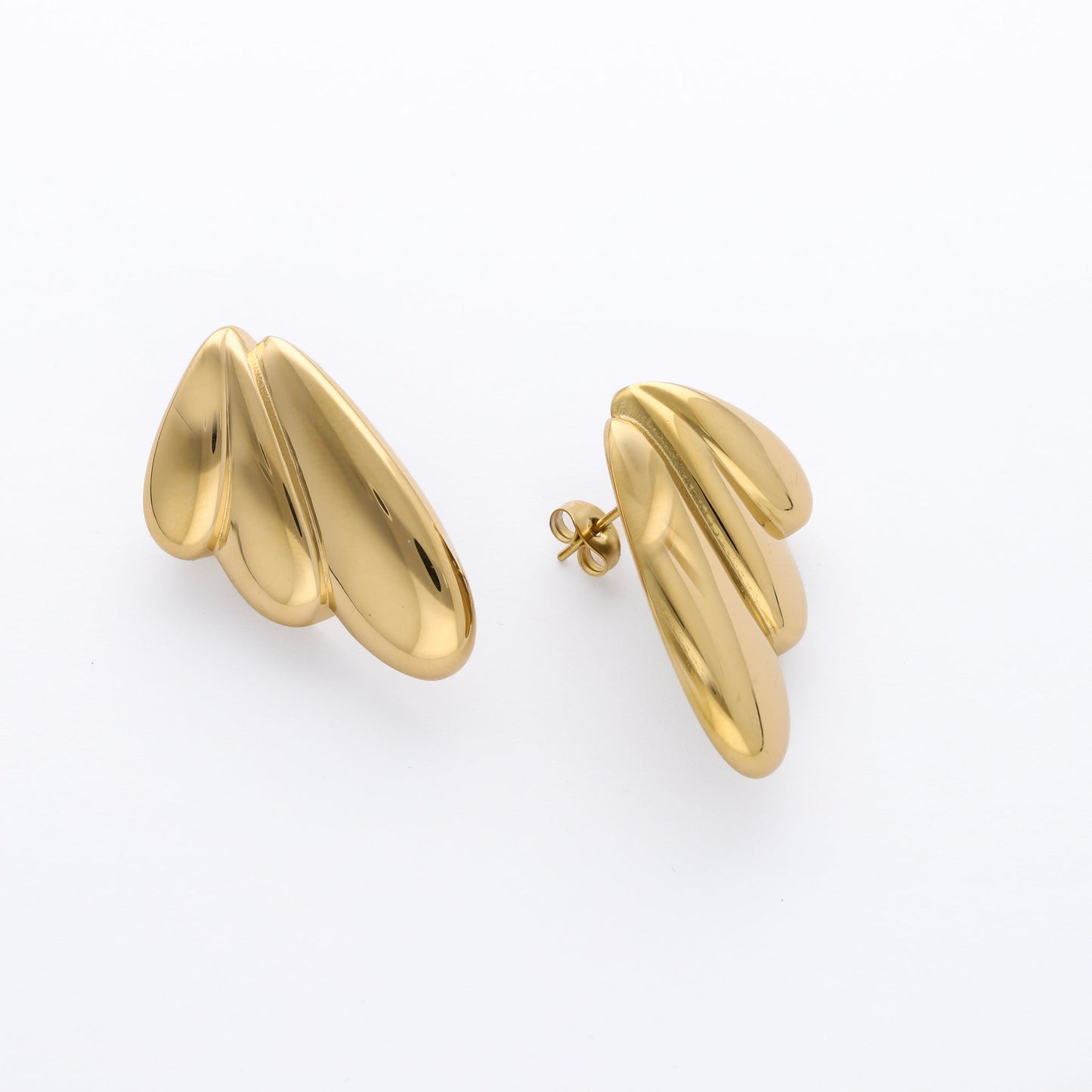 Inspirados en la ligereza y el movimiento de las alas, estos pendientes capturan la esencia de la elegancia moderna. Su diseño dorado waterproof los convierte en un básico versátil y atemporal, perfecto para cualquier ocasión.