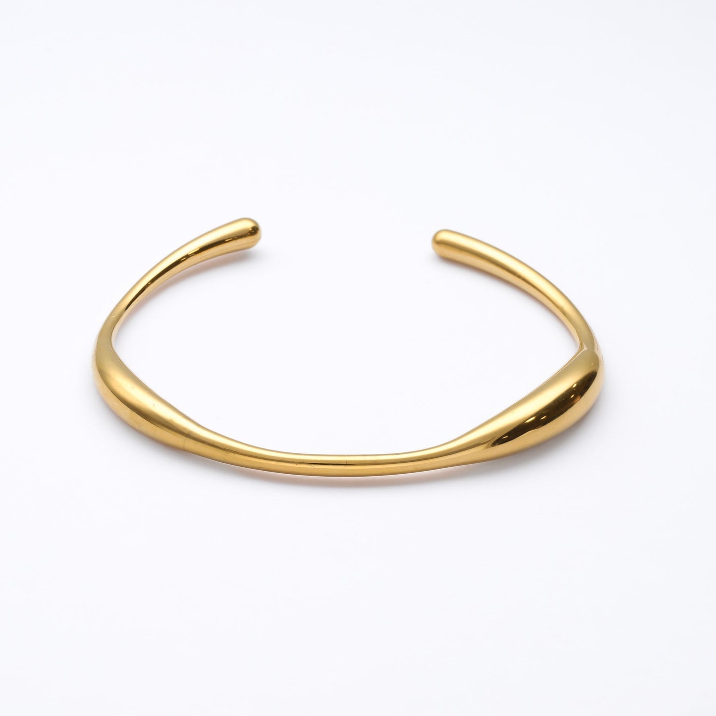 Sutil, elegante y con un diseño orgánico que fluye con naturalidad. La pulsera Viena es una pieza atemporal que redefine el minimalismo con su forma curvada y acabado dorado waterproof. Perfecta para el día a día o para elevar cualquier look con un toque sofisticado.