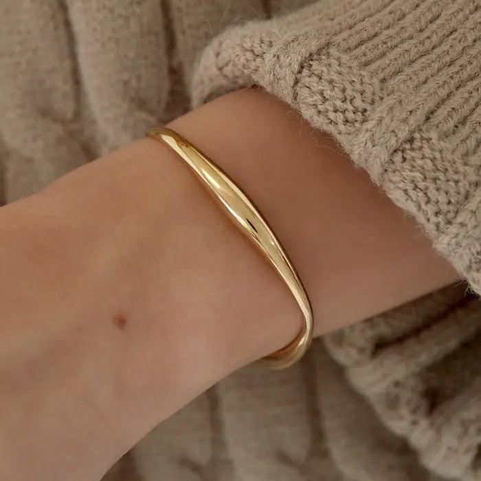 Sutil, elegante y con un diseño orgánico que fluye con naturalidad. La pulsera Viena es una pieza atemporal que redefine el minimalismo con su forma curvada y acabado dorado waterproof. Perfecta para el día a día o para elevar cualquier look con un toque sofisticado.