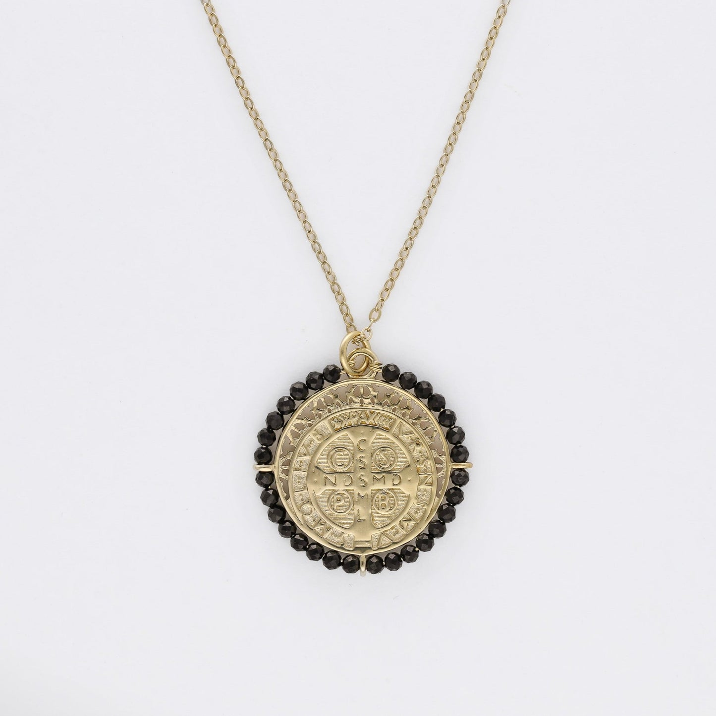 Colgante con medalla de San Benito de 25 mm fabricado en plata de ley 925 y baño de oro de 18K rodeado de piedras Onix de 2 mm - Bendita Eva
