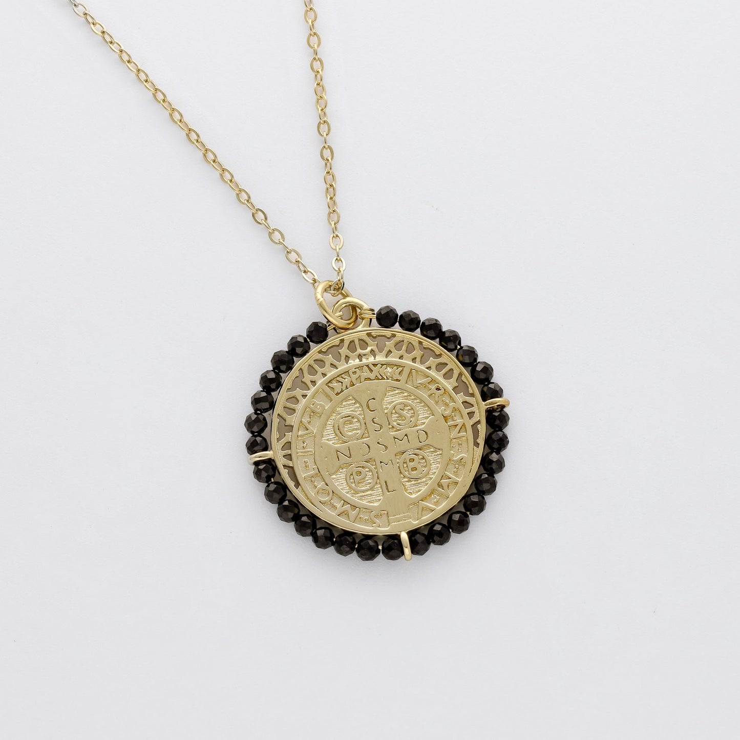 Colgante con medalla de San Benito de 25 mm fabricado en plata de ley 925 y baño de oro de 18K rodeado de piedras Onix de 2 mm - Bendita Eva