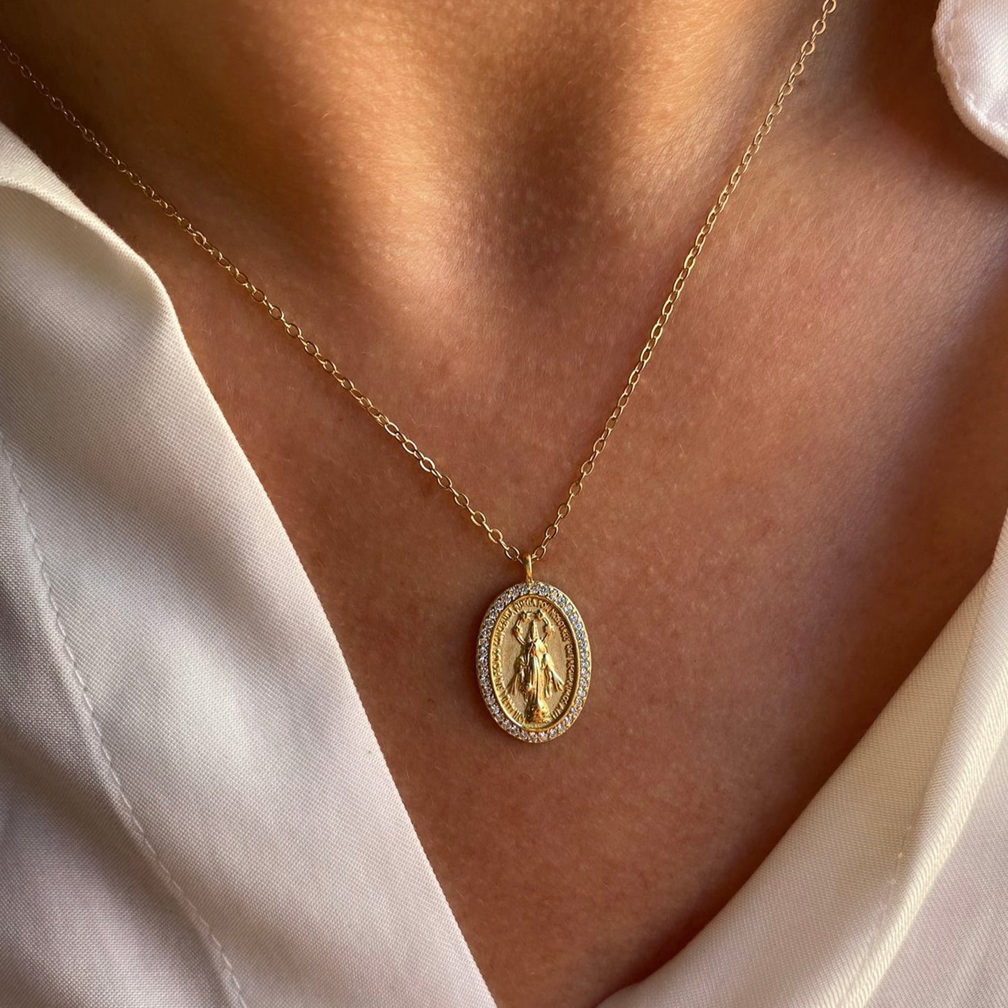 Medalla Virgen de la Milagrosa con circonitas fabricada en plata de ley y bañada en oro de 18K , cadena ajustable y cierre mosqueton - Bendita Eva