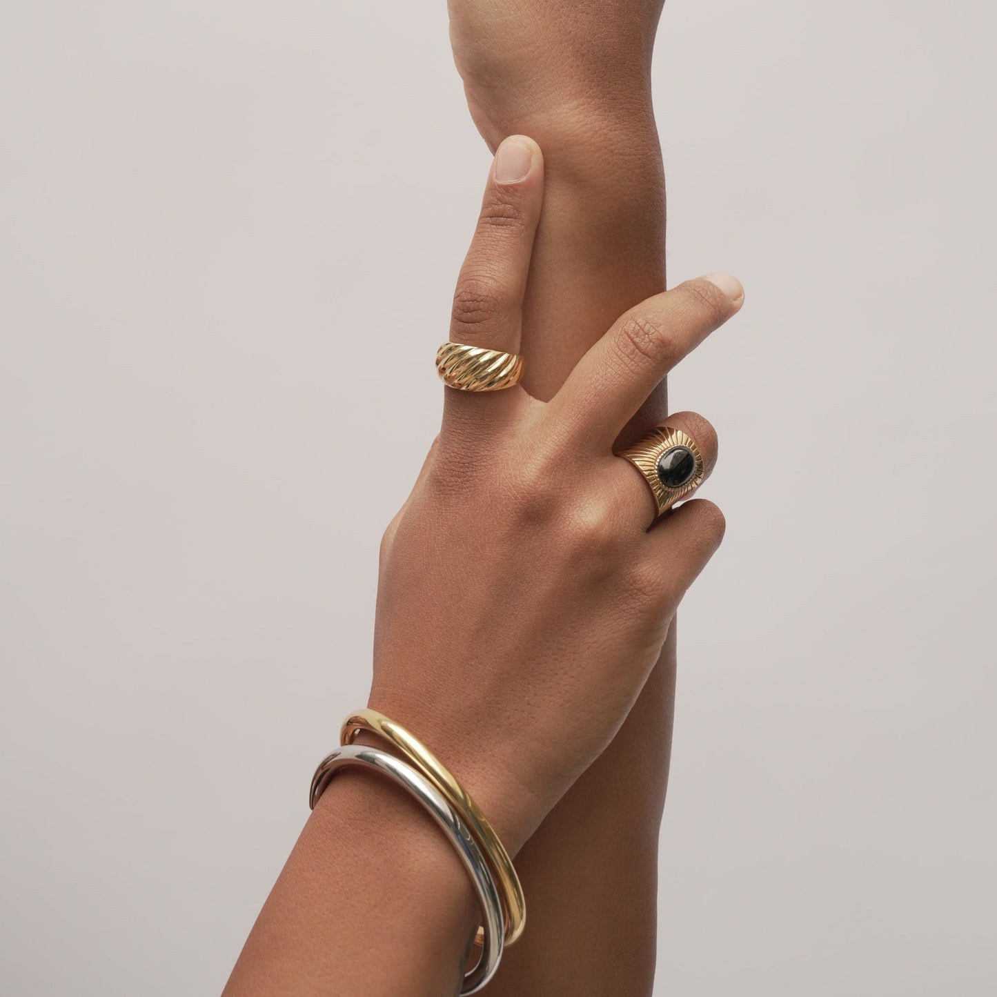 París es un anillo estilo croissant fabricado en acero y baño de oro - Bendita Eva