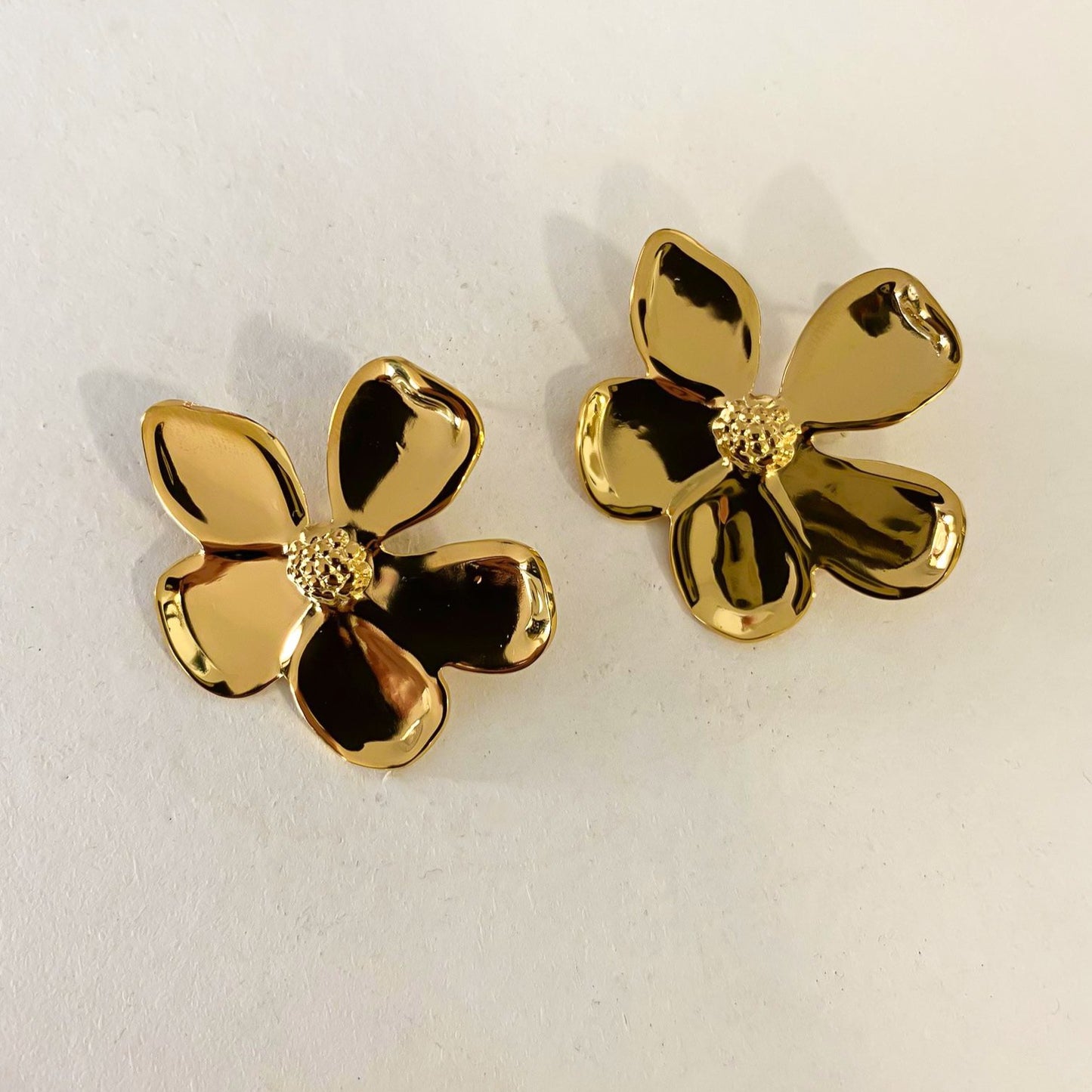 pendientes Flor de acero inoxidable y baño de oro de 18 kt - Bendita Eva
