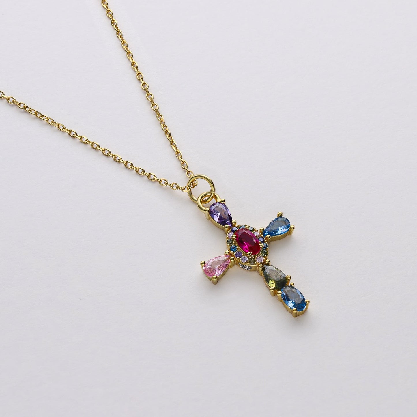 Colgante cruz con piedras multicolor fabricado en plata de ley y baño de oro de 18K -Bendita Eva