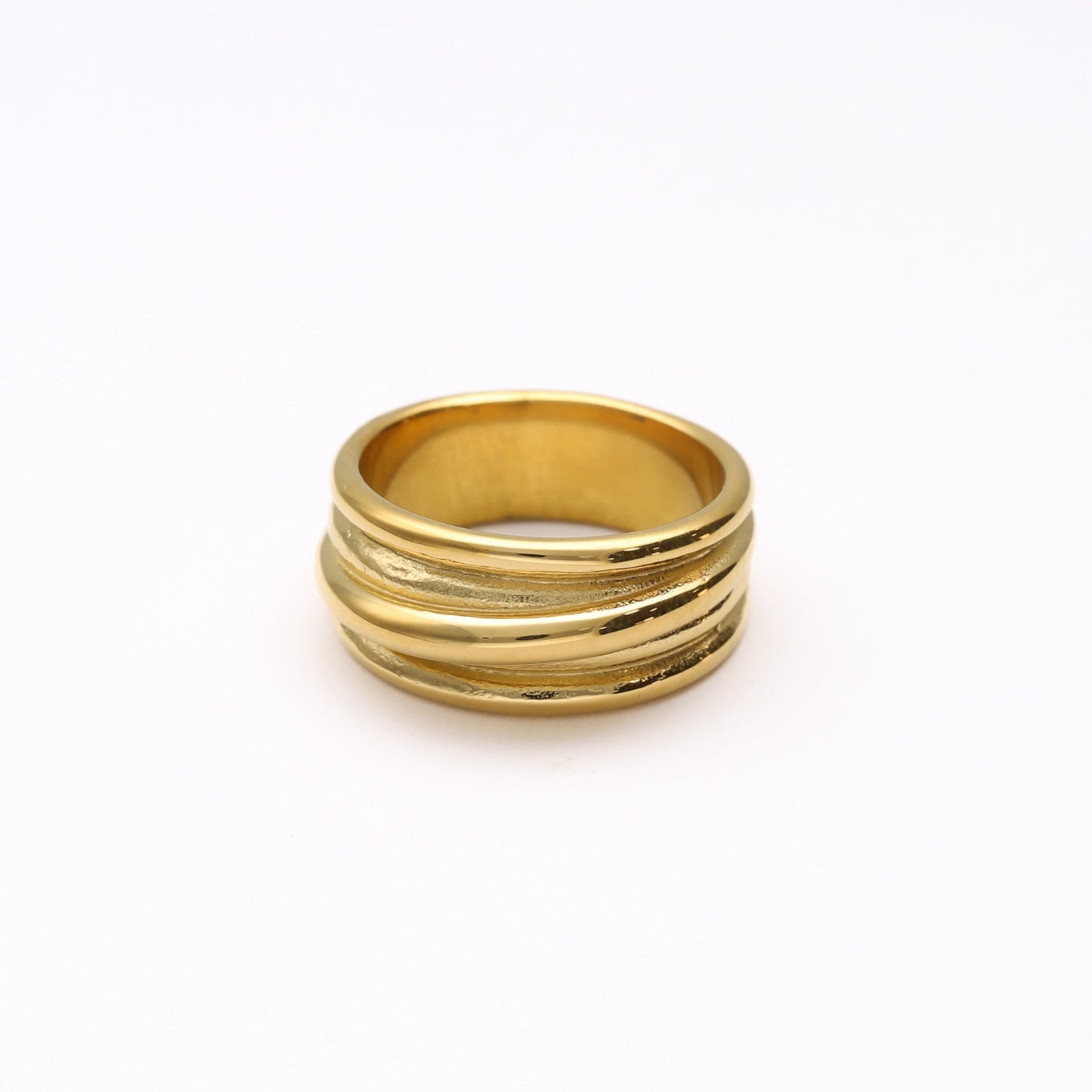 El anillo Mya está fabricado en acero hipoalergenico y bañado en oro de 18 kt - Bendita Eva