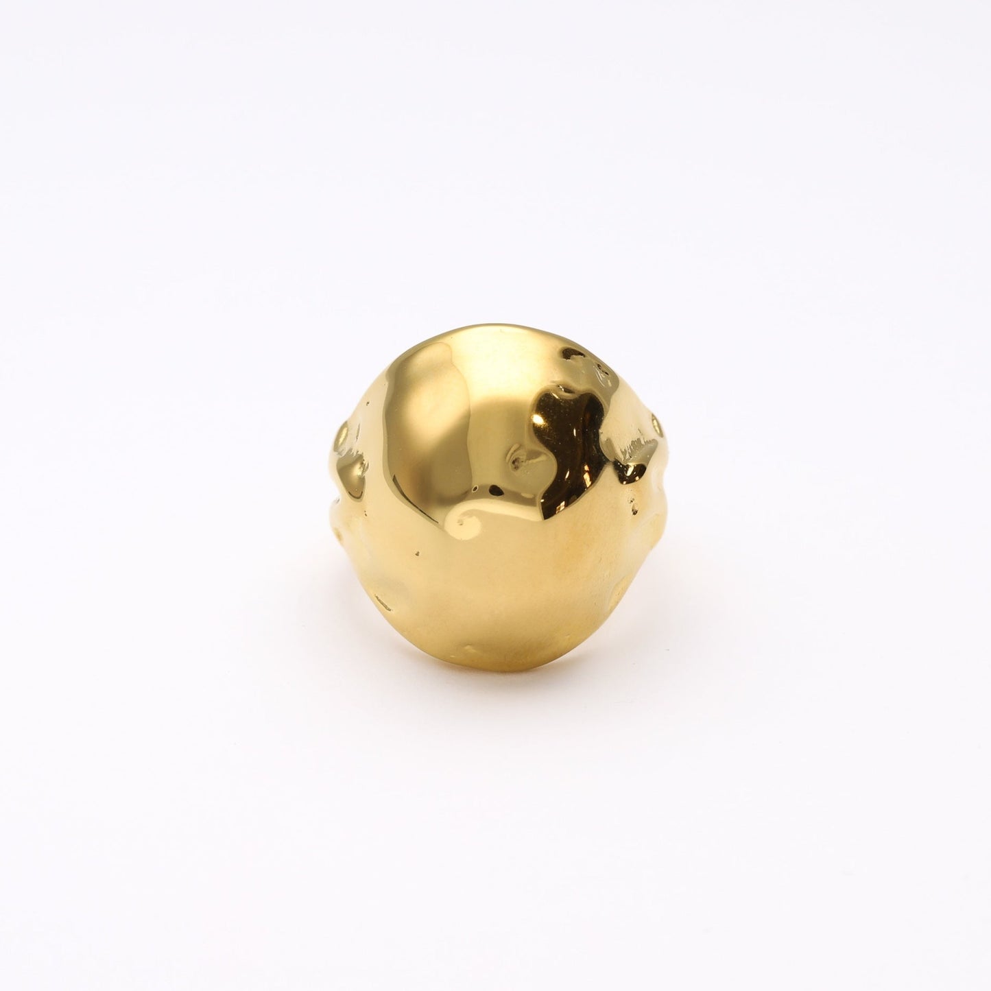 El anillo Stone , es un anillo Martillado de 23 mm de grosor y diseño XL- Bendita Eva