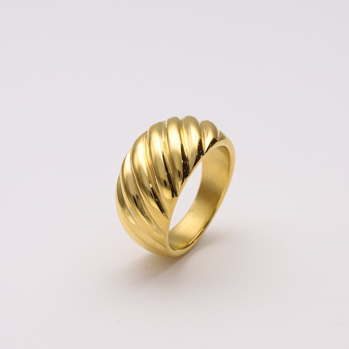 París es un anillo estilo croissant fabricado en acero y baño de oro - Bendita Eva