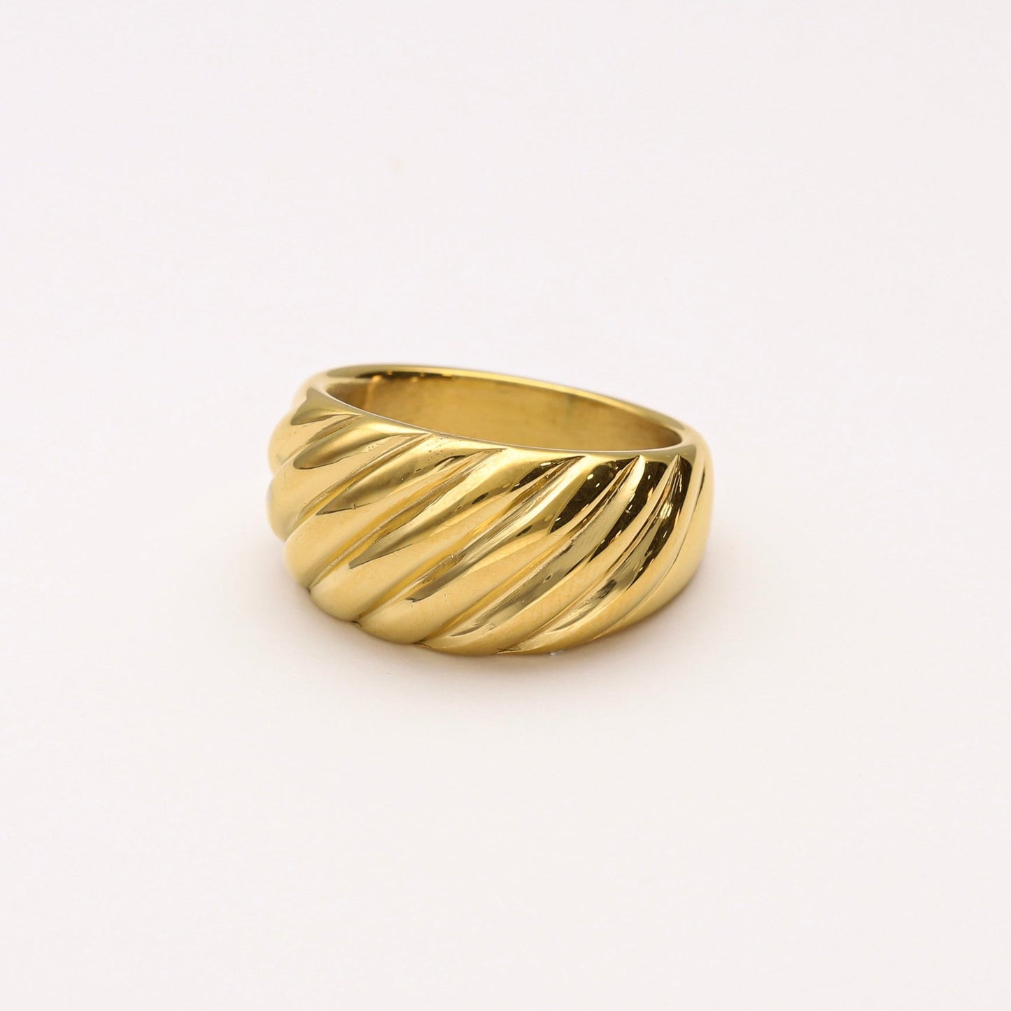 París es un anillo estilo croissant fabricado en acero y baño de oro - Bendita Eva