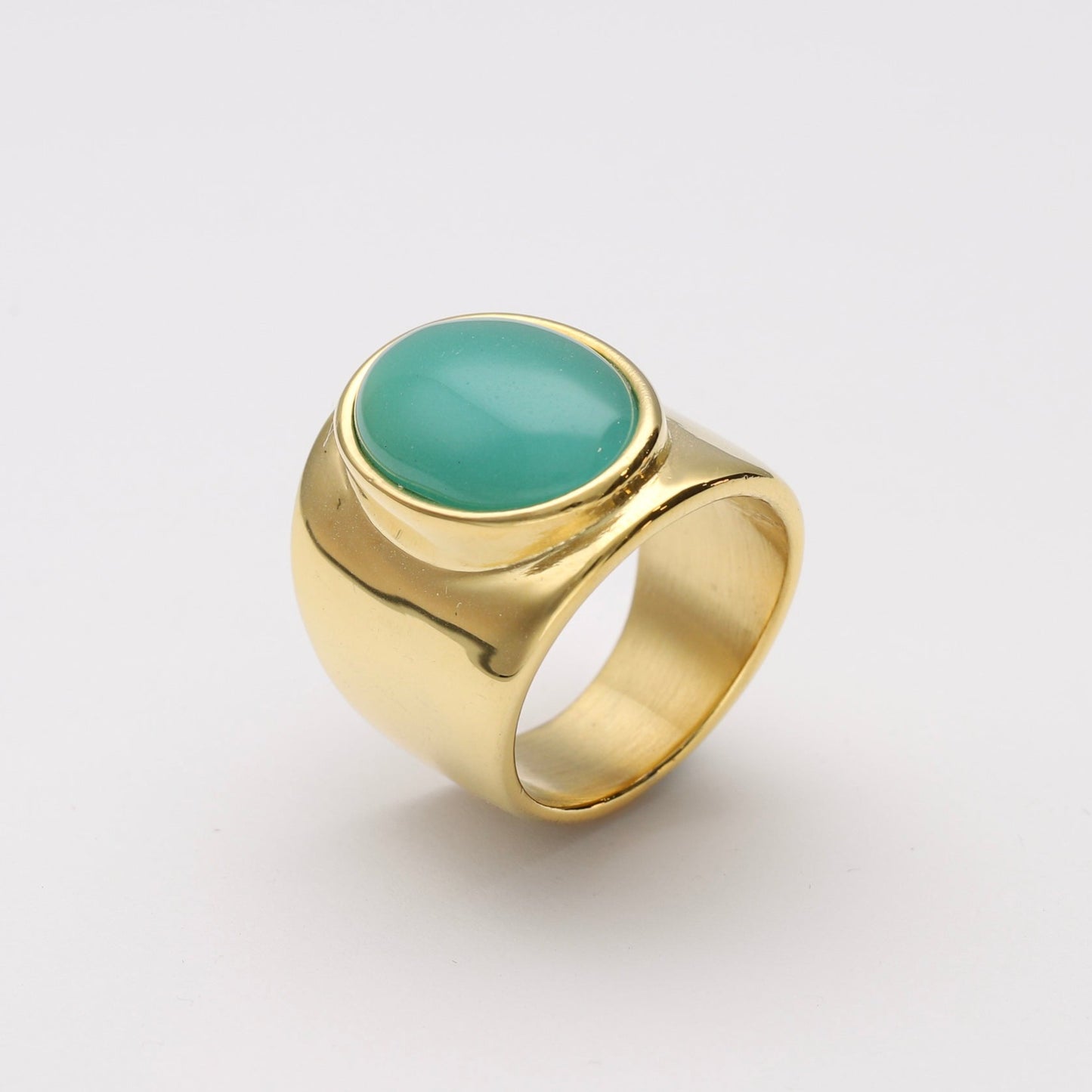 Anillo con una piedra natural Calcedonia de color verde ovalada de 16 mm. Es waterproof y está fabricado con materiales de alta calidad y bañado en oro de 18 kt. Joya waterproof